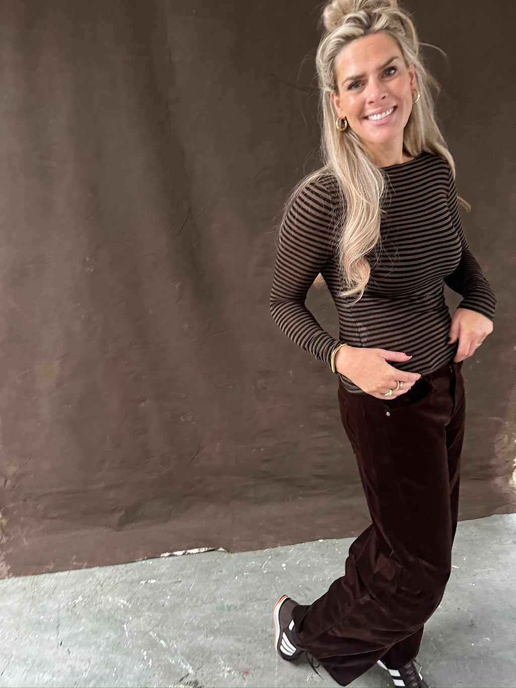 Romy corduroy pants – Donkerbruine stretch rib broek – Barrel fit – XS–L