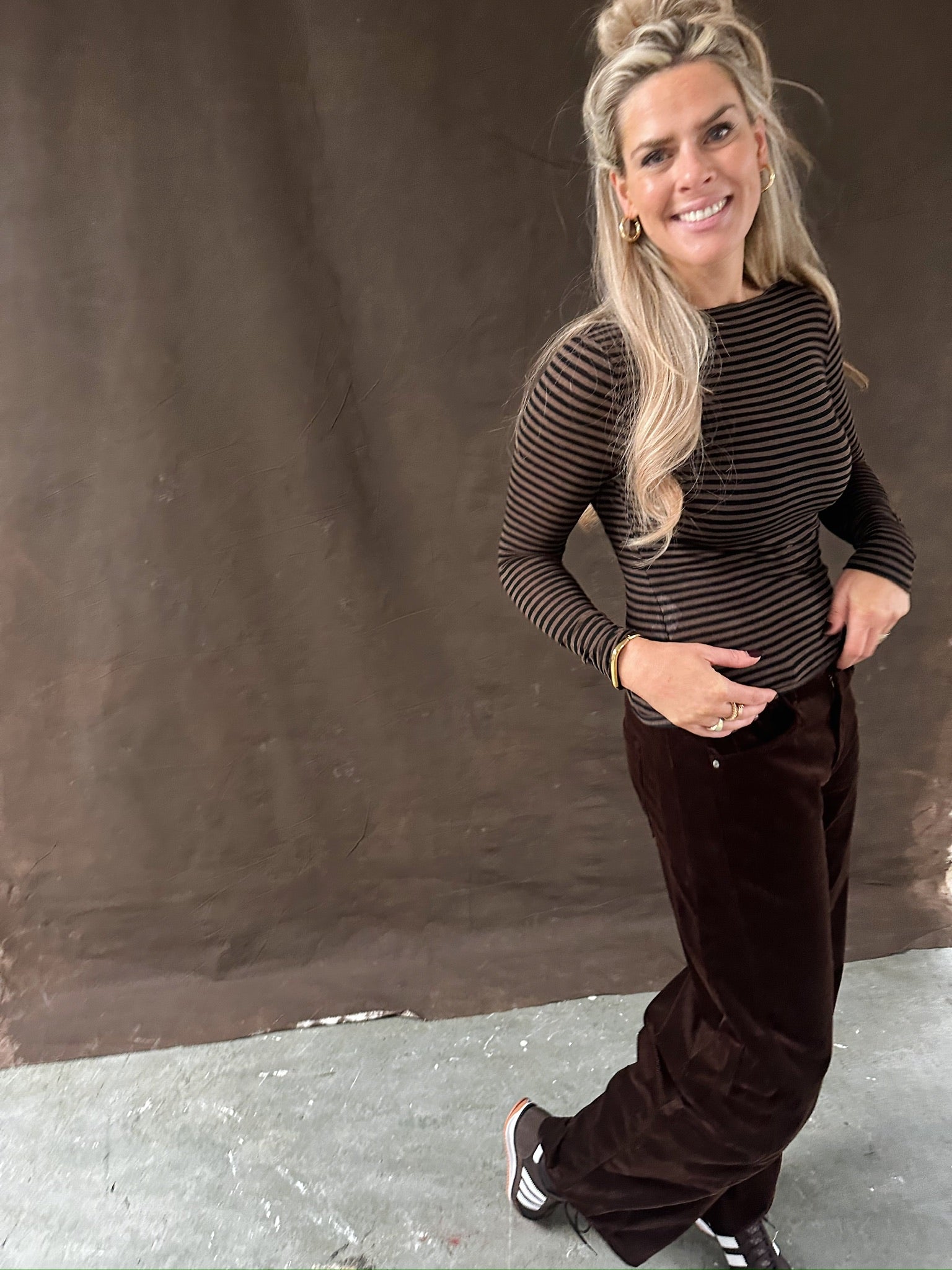 Romy corduroy pants – Donkerbruine stretch rib broek – Barrel fit – XS–L