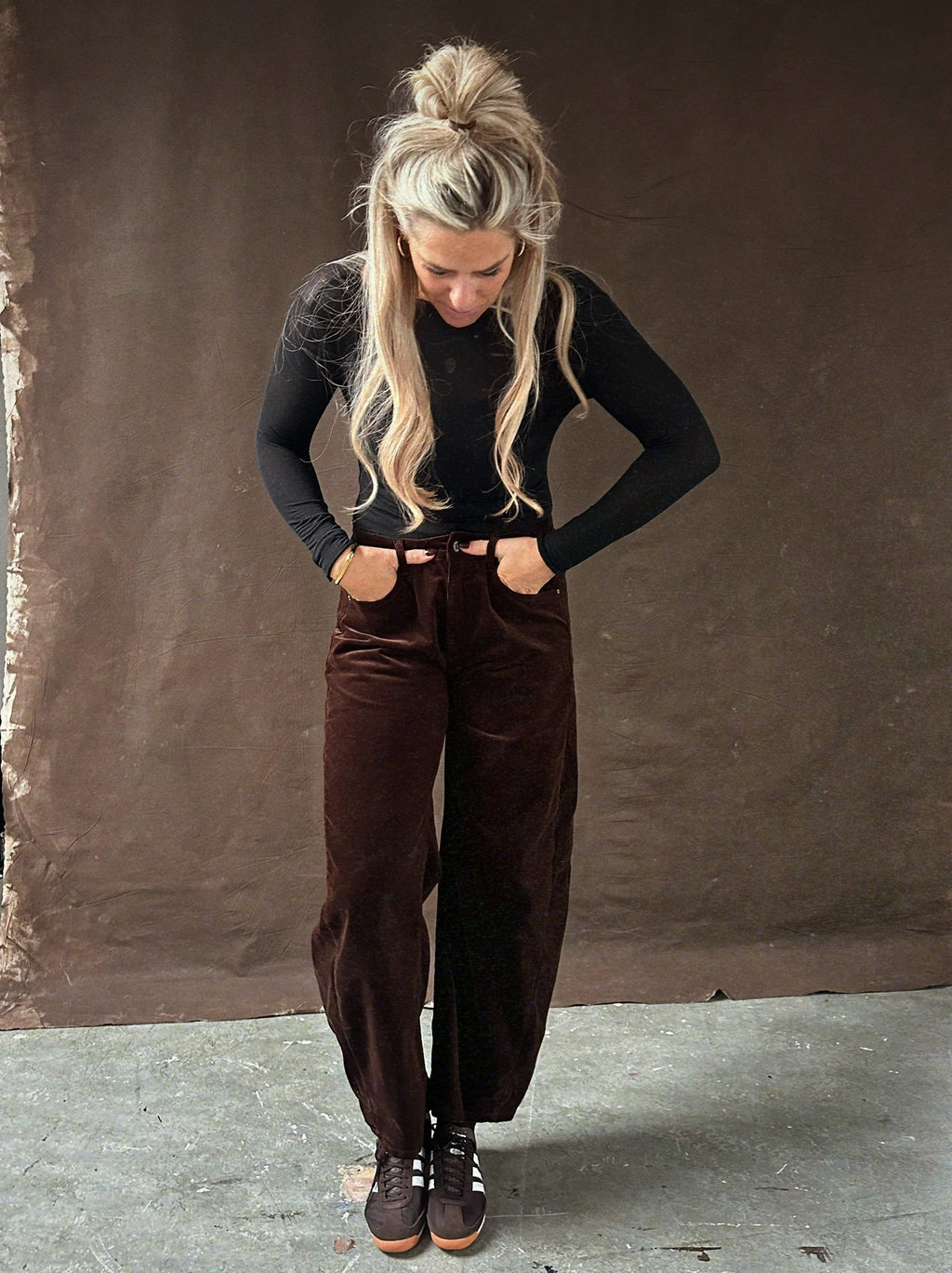 Romy corduroy pants – Donkerbruine stretch rib broek – Barrel fit – XS–L