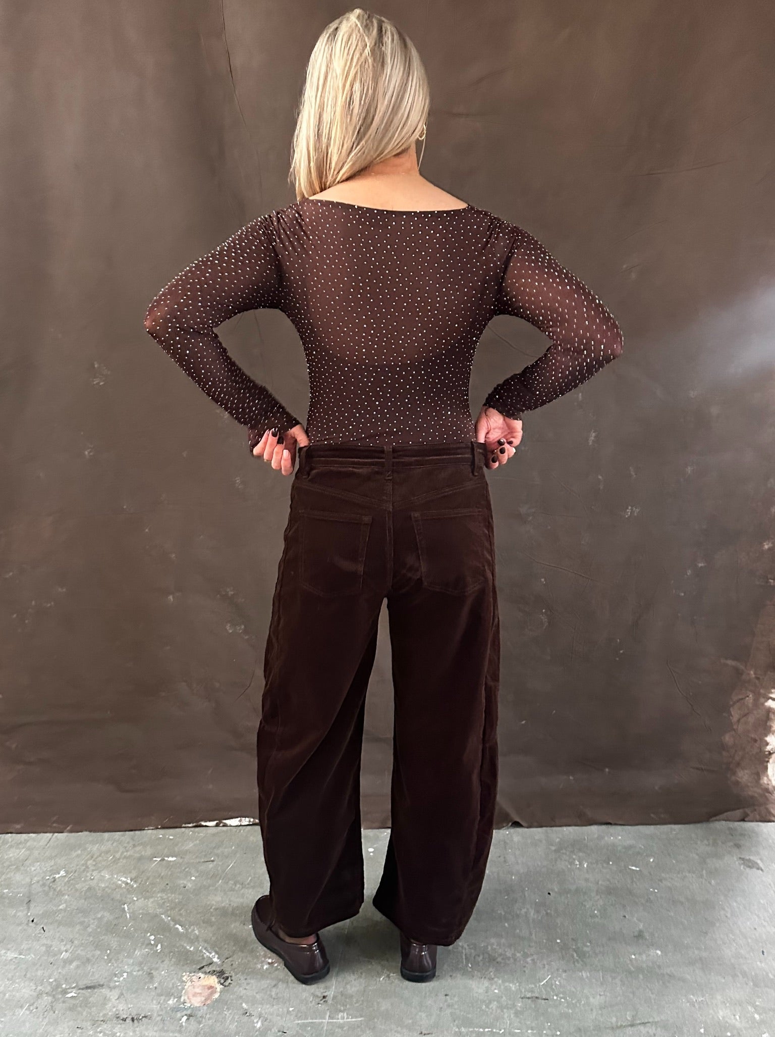 Romy corduroy pants – Donkerbruine stretch rib broek – Barrel fit – XS–L