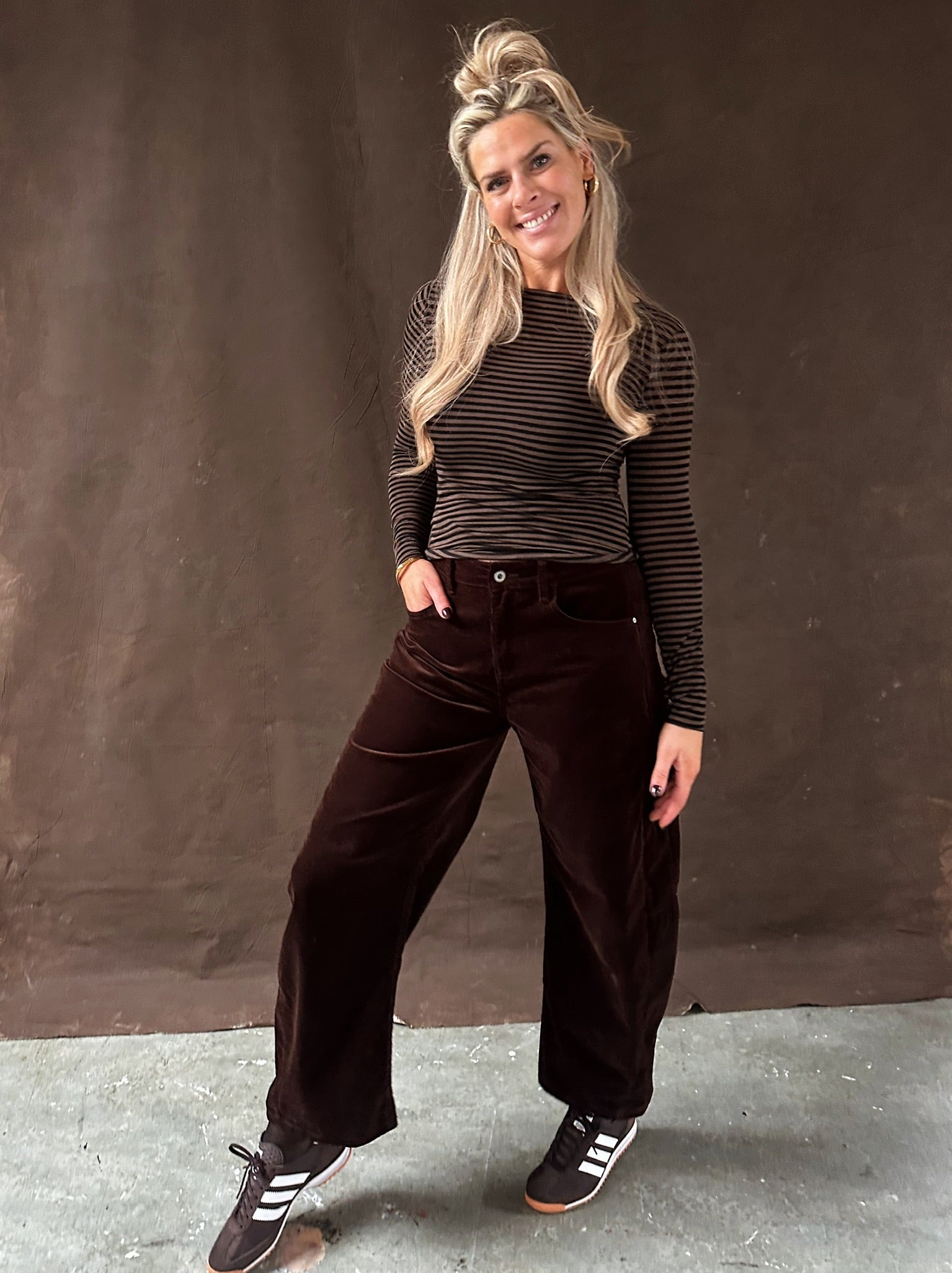 Romy corduroy pants – Donkerbruine stretch rib broek – Barrel fit – XS–L
