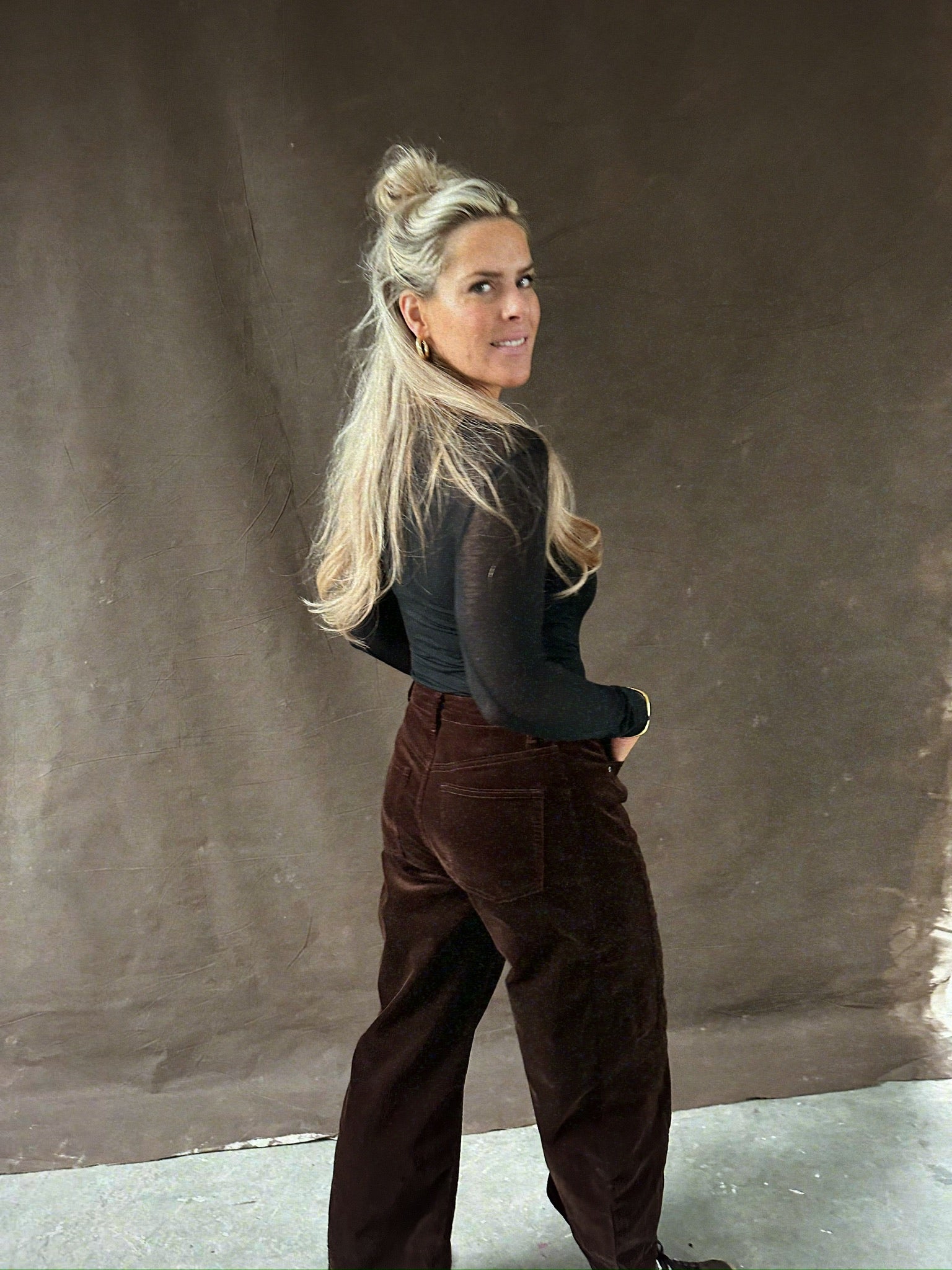 Romy corduroy pants – Donkerbruine stretch rib broek – Barrel fit – XS–L