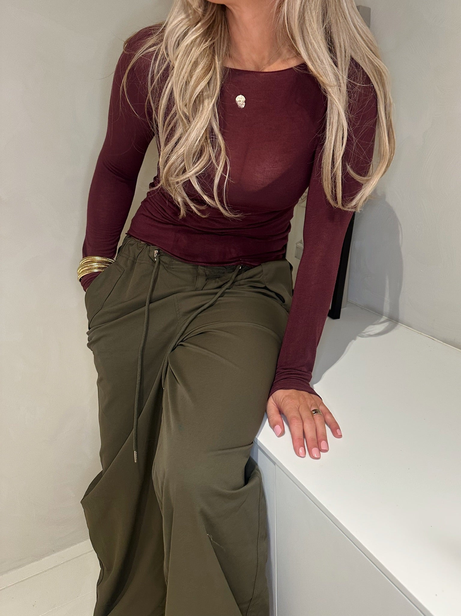 Lenny top van viscose en cashmere met klein opstaand kraagje. Zachte basis top, ideaal om ergens onder te dragen. Onesize XS t/m L.