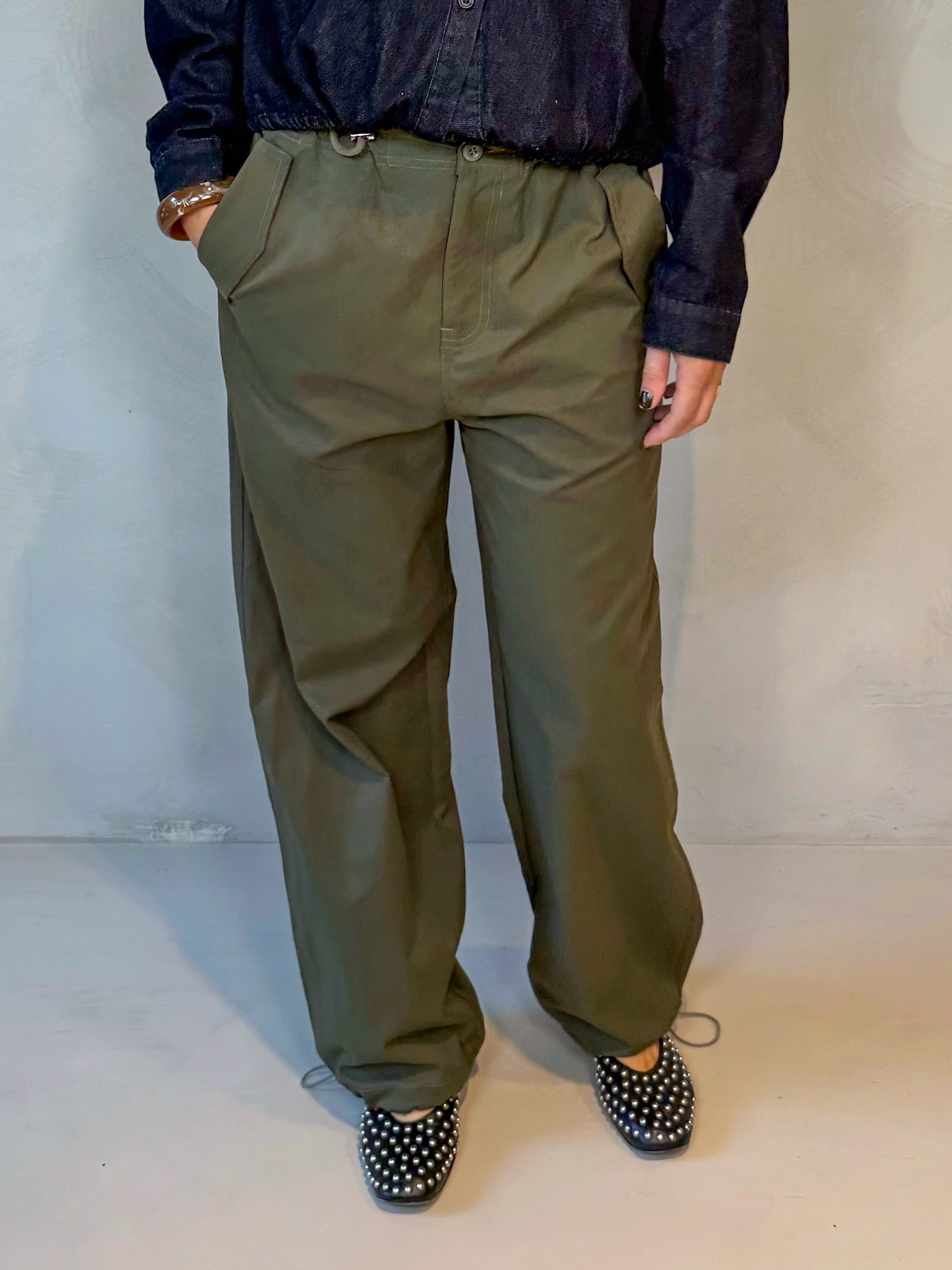 Cleo cargo pants met fijne pasvorm en zachte feel. Trendy, comfortabel en eindeloos te combineren. Onze favoriet van dit seizoen!