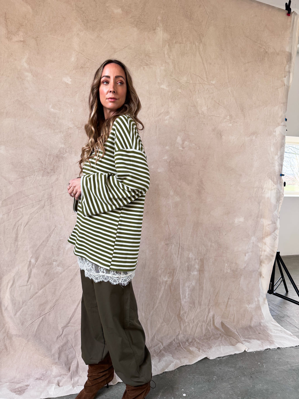 1️⃣ Anna striped longsleeve groen met lace randje dames
2️⃣ Groen gestreepte oversized longsleeve met lace underskirt
3️⃣ Anna striped longsleeve groen gestreept dames
4️⃣ Oversized streep shirt groen gecombineerd met lace
