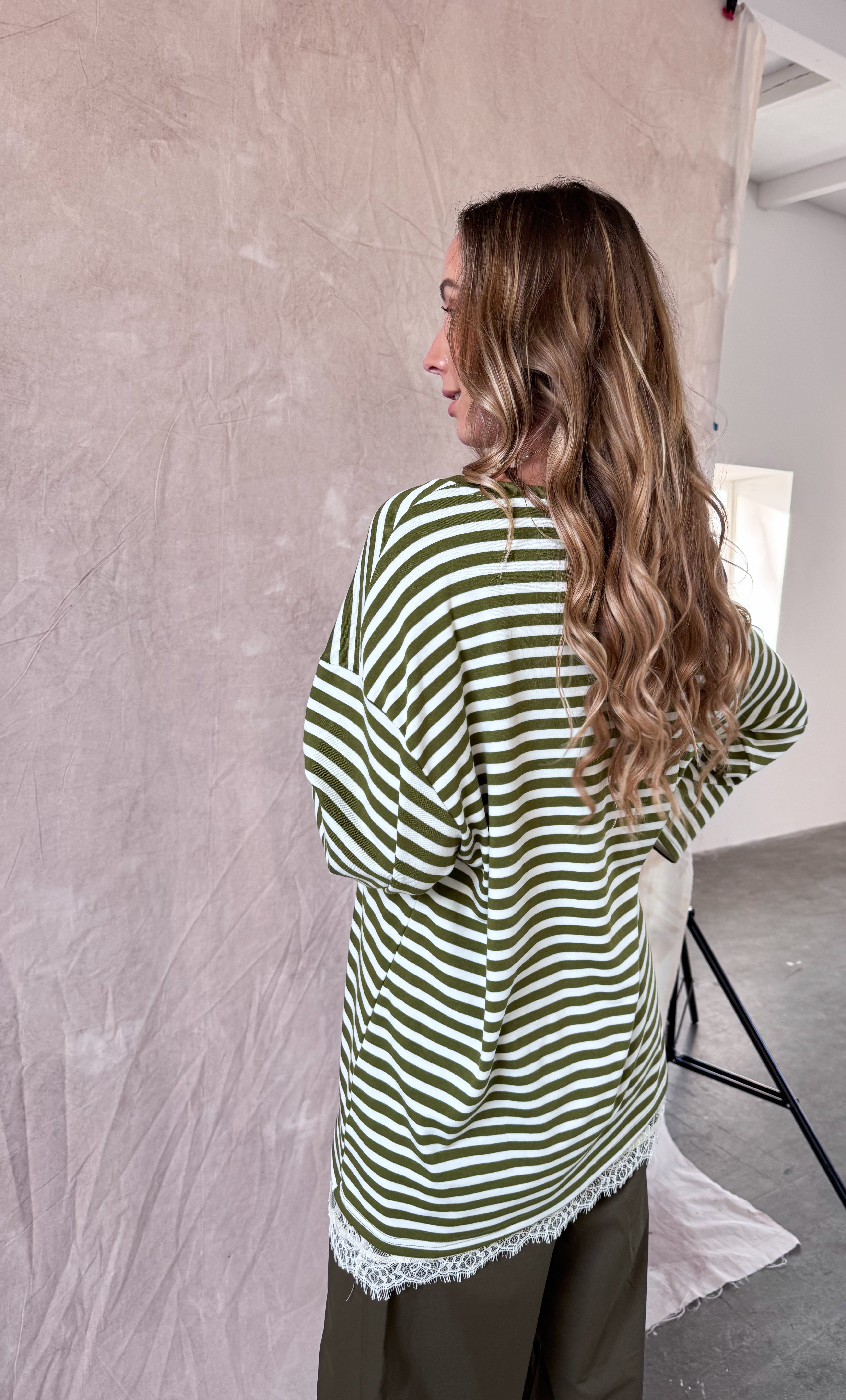 1️⃣ Anna striped longsleeve groen met lace randje dames
2️⃣ Groen gestreepte oversized longsleeve met lace underskirt
3️⃣ Anna striped longsleeve groen gestreept dames
4️⃣ Oversized streep shirt groen gecombineerd met lace
