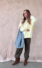 1️⃣ Sally sweater licht geel oversized dames
2️⃣ Zachte oversized sweater licht geel onesize
3️⃣ Model draagt Sally sweater licht geel maat M
4️⃣ Licht gele sweater gecombineerd met jeans
