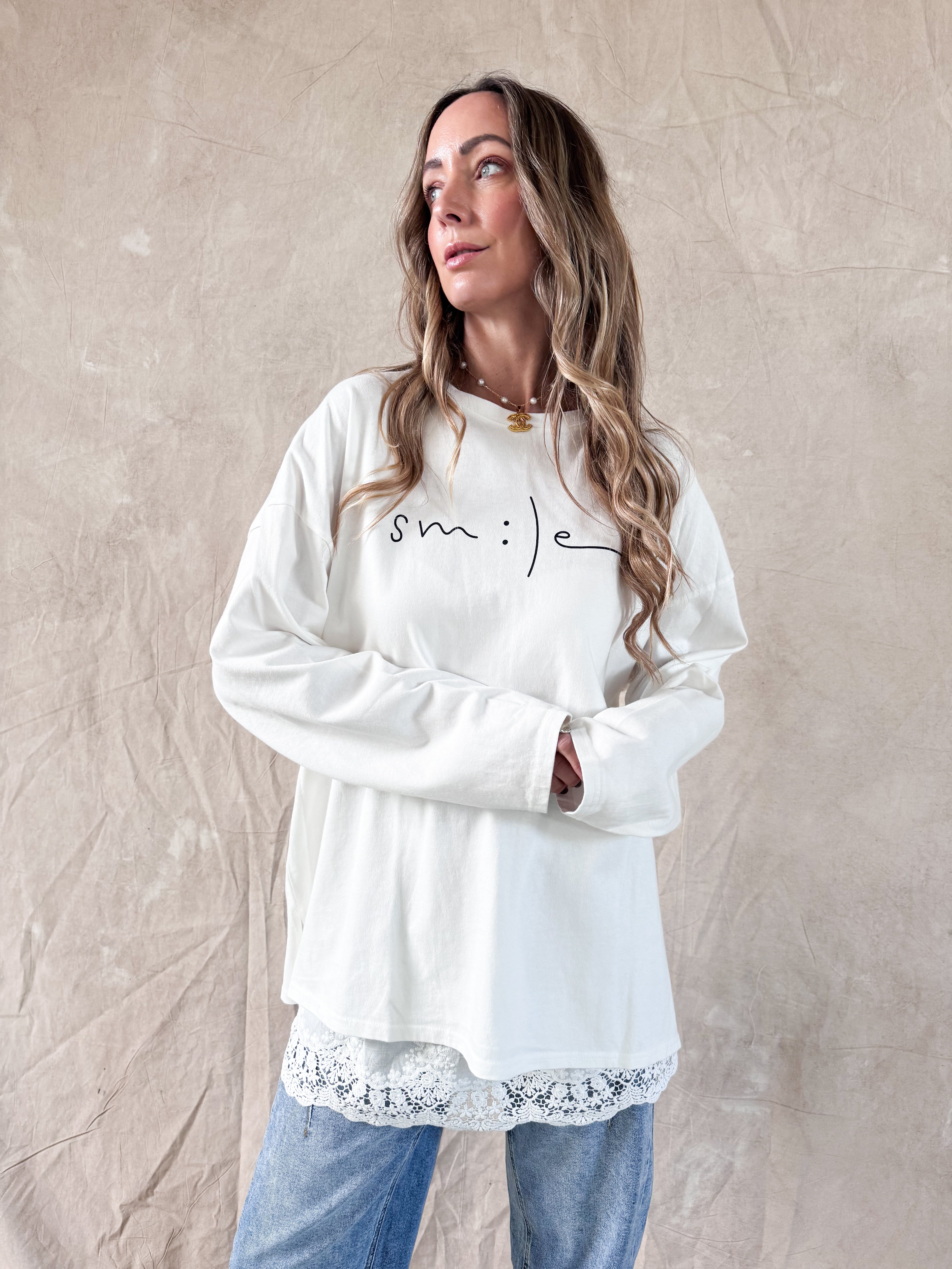 1️⃣ Milly smiley longsleeve wit dames
2️⃣ Witte oversized katoenen longsleeve met print
3️⃣ Smiley longsleeve oversized dames
4️⃣ Milly longsleeve gecombineerd met lace underskirt