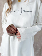 1️⃣ Milly smiley longsleeve wit dames
2️⃣ Witte oversized katoenen longsleeve met print
3️⃣ Smiley longsleeve oversized dames
4️⃣ Milly longsleeve gecombineerd met lace underskirt