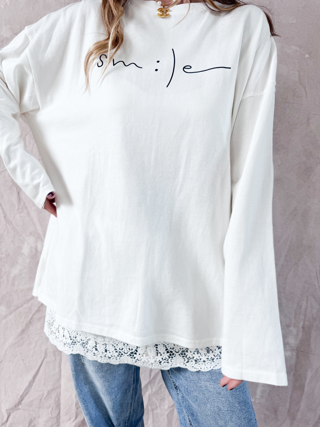 1️⃣ Milly smiley longsleeve wit dames
2️⃣ Witte oversized katoenen longsleeve met print
3️⃣ Smiley longsleeve oversized dames
4️⃣ Milly longsleeve gecombineerd met lace underskirt