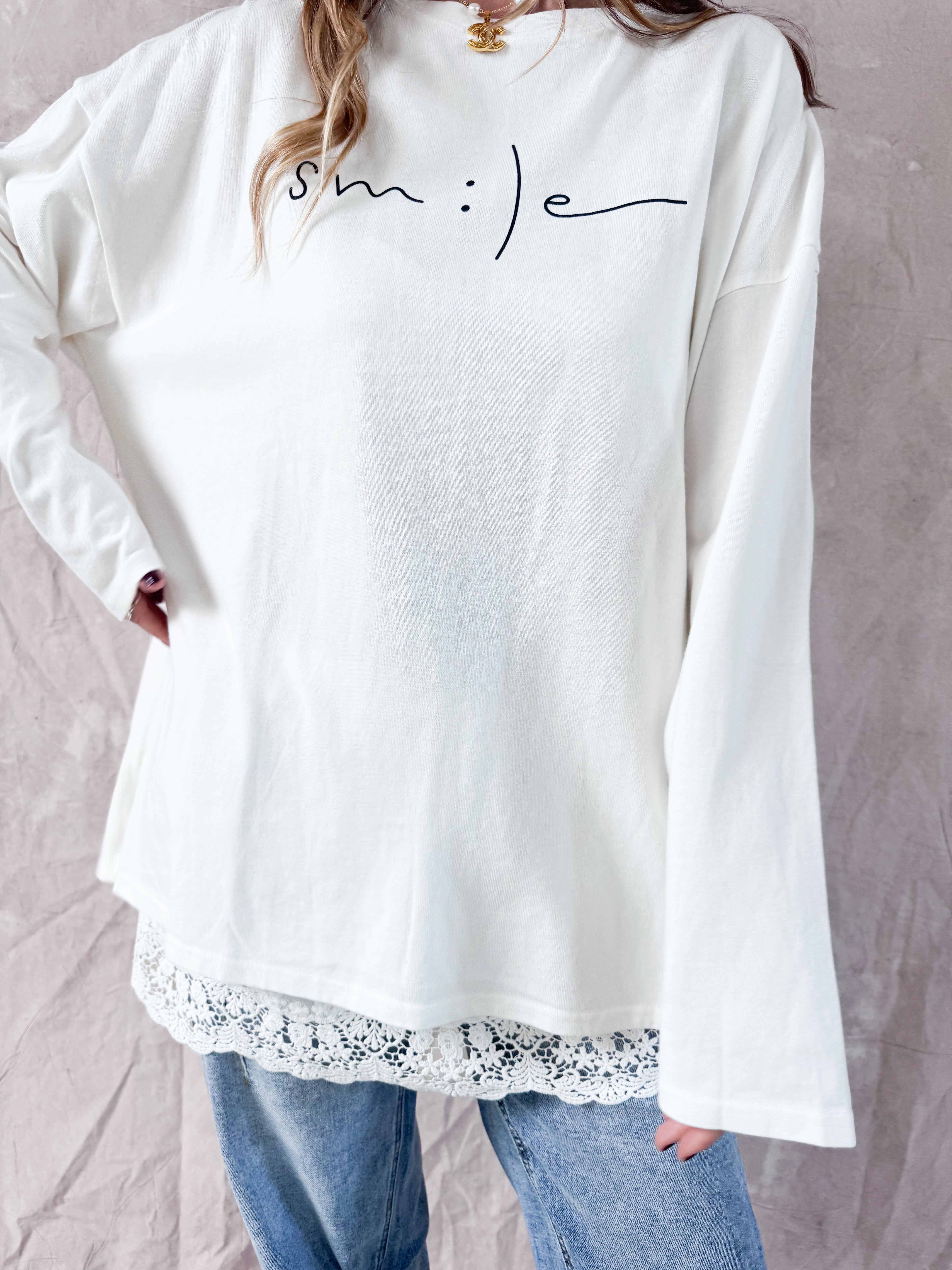 1️⃣ Milly smiley longsleeve wit dames
2️⃣ Witte oversized katoenen longsleeve met print
3️⃣ Smiley longsleeve oversized dames
4️⃣ Milly longsleeve gecombineerd met lace underskirt