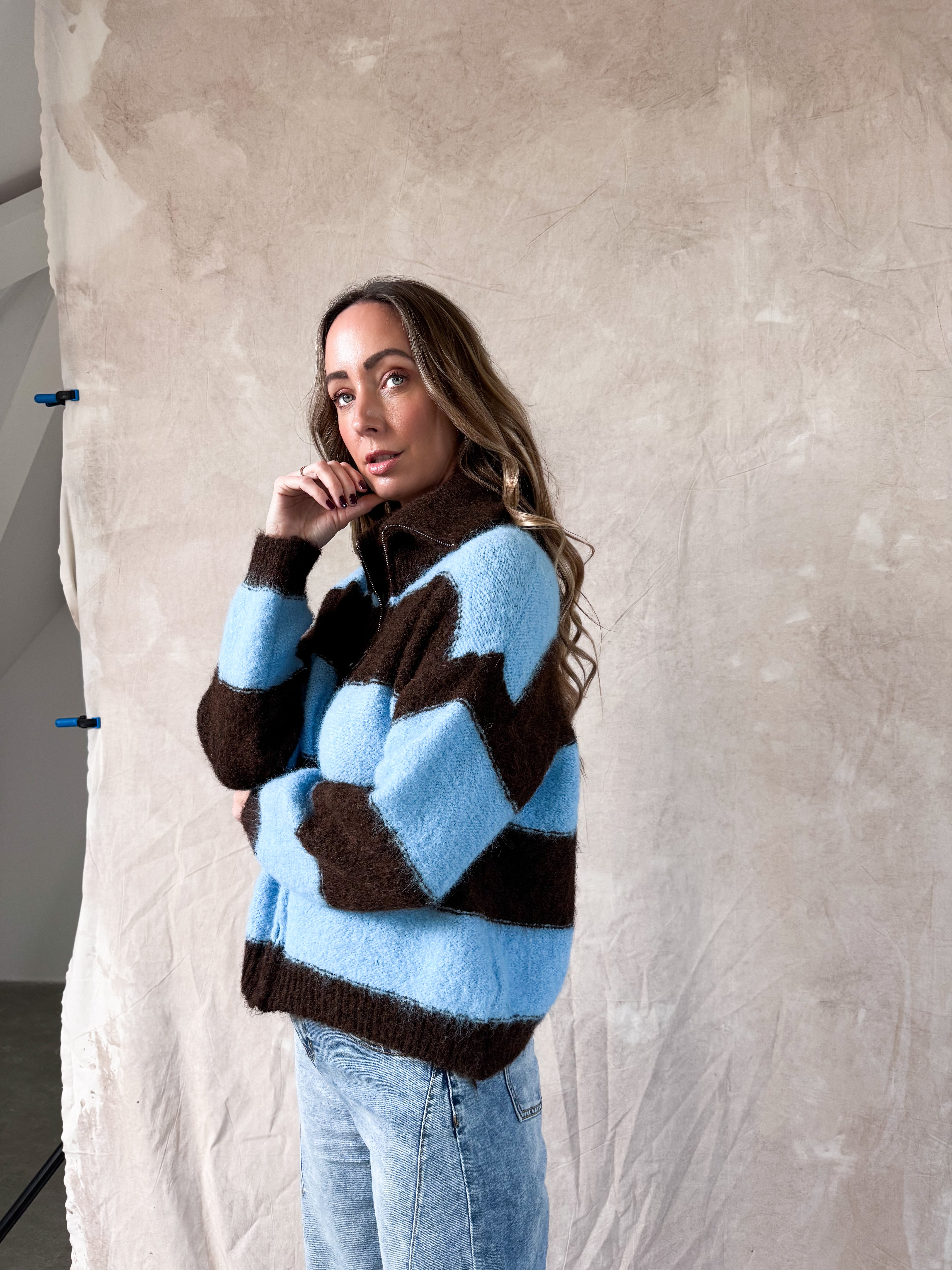 1️⃣ Dennie striped vest blauw bruin dames
2️⃣ Zacht gestreept vest blauw bruin onesize
3️⃣ Gestreept dames vest niet kriebelend
4️⃣ Dennie striped vest gecombineerd met barrel jeans