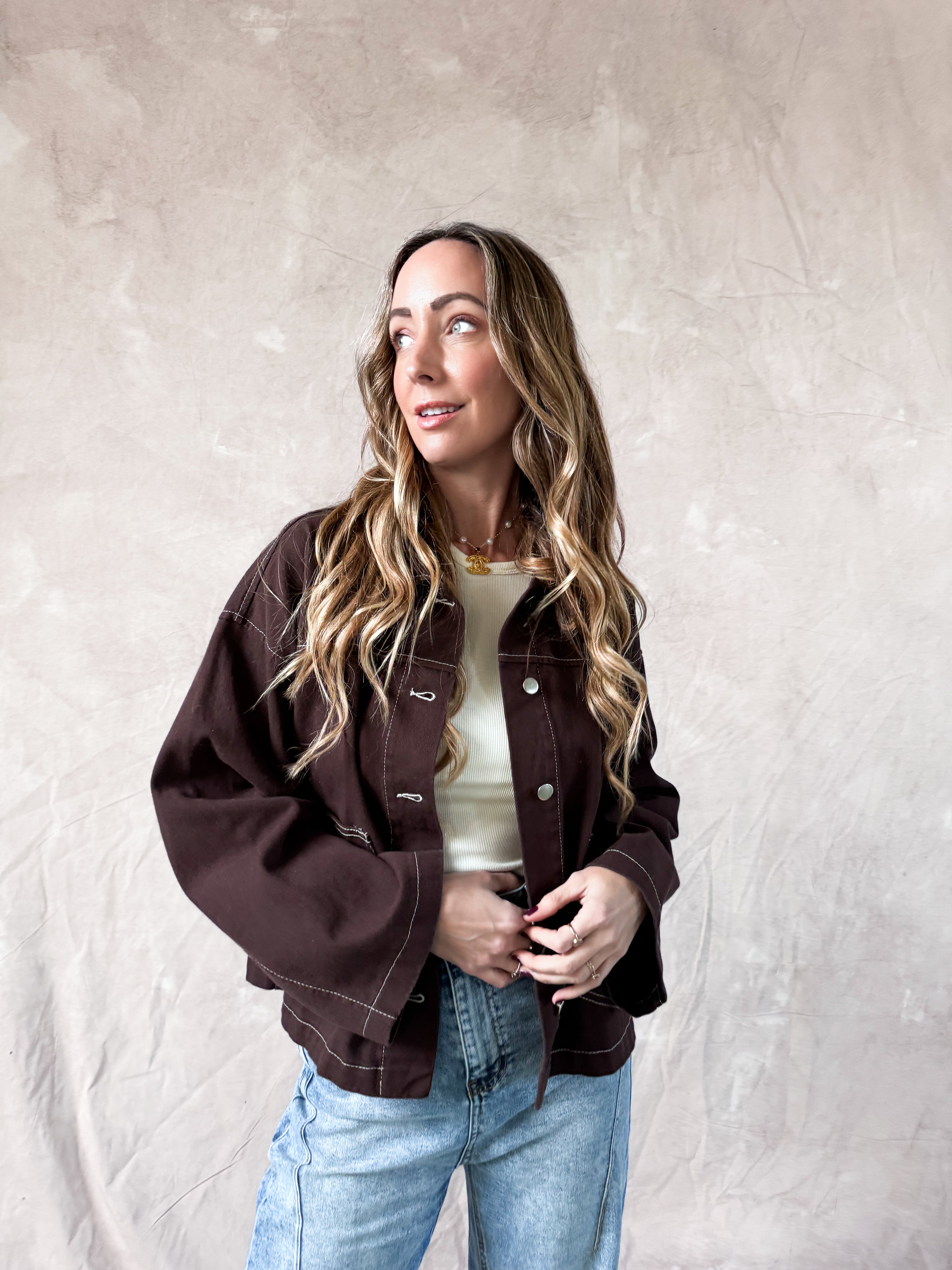 1️⃣ Selly spijkerblouse donkerbruin dames
2️⃣ Oversized donkerbruine denim blouse met wit stiksel
3️⃣ Donkerbruine spijkerblouse oversized fit
4️⃣ Selly spijkerblouse gecombineerd met jea