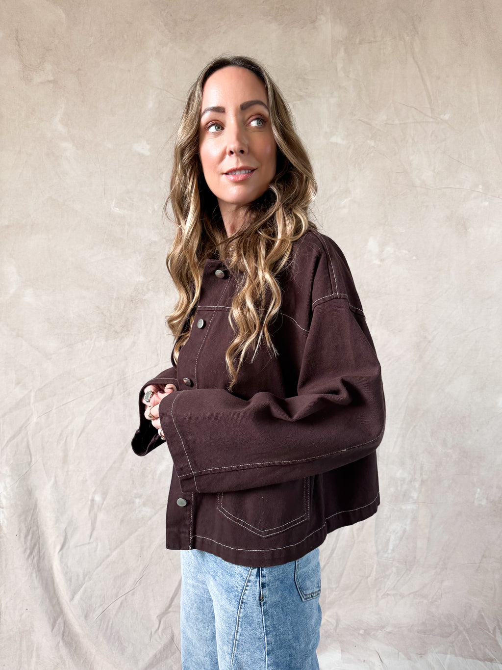 1️⃣ Selly spijkerblouse donkerbruin dames
2️⃣ Oversized donkerbruine denim blouse met wit stiksel
3️⃣ Donkerbruine spijkerblouse oversized fit
4️⃣ Selly spijkerblouse gecombineerd met jea