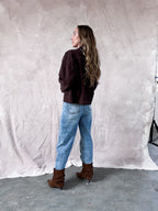 1️⃣ Selly spijkerblouse donkerbruin dames
2️⃣ Oversized donkerbruine denim blouse met wit stiksel
3️⃣ Donkerbruine spijkerblouse oversized fit
4️⃣ Selly spijkerblouse gecombineerd met jea