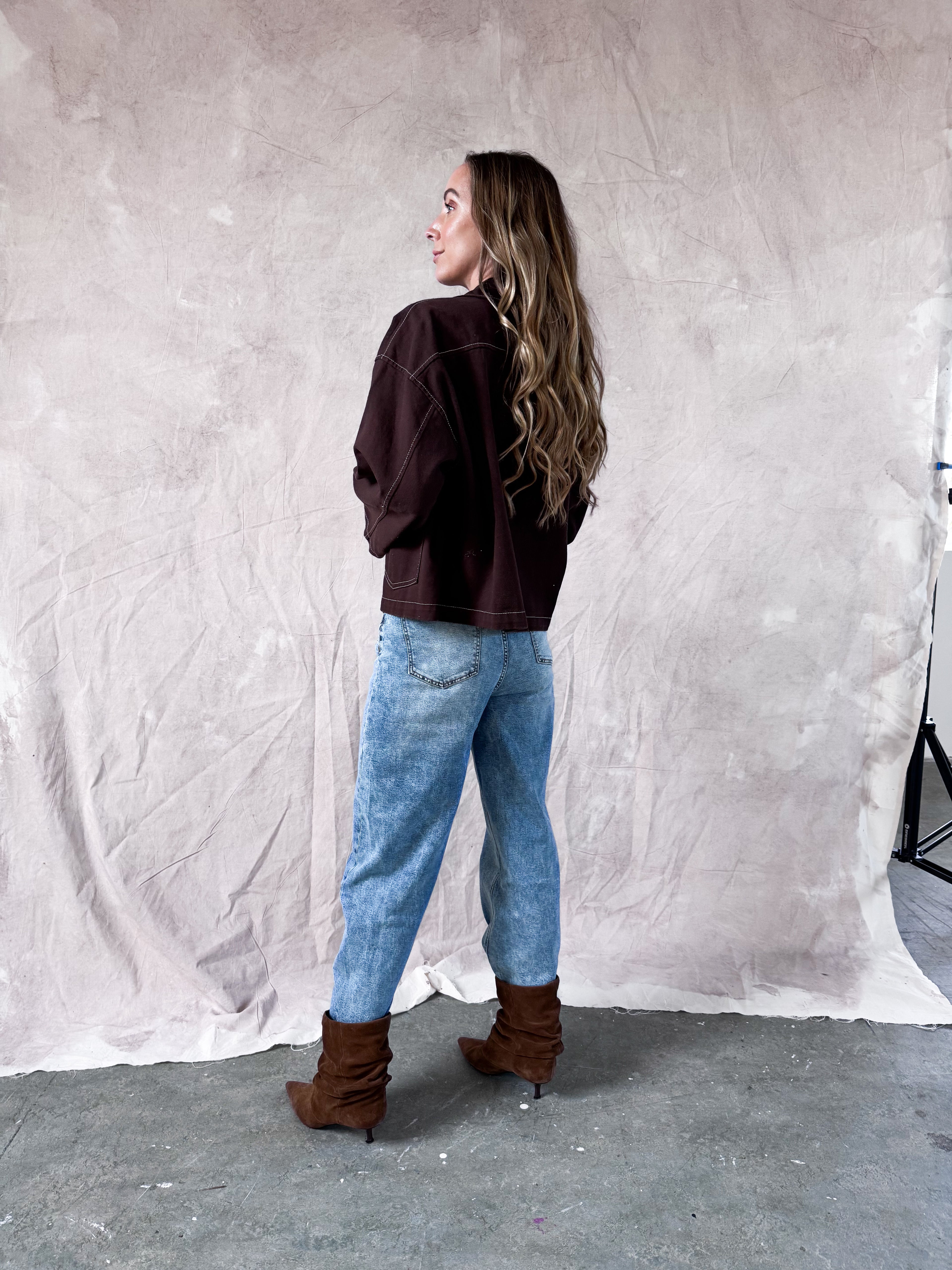 1️⃣ Selly spijkerblouse donkerbruin dames
2️⃣ Oversized donkerbruine denim blouse met wit stiksel
3️⃣ Donkerbruine spijkerblouse oversized fit
4️⃣ Selly spijkerblouse gecombineerd met jea