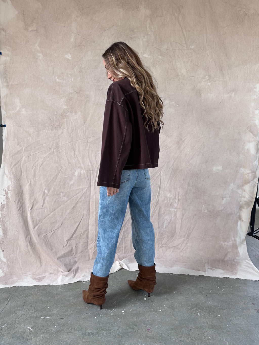 1️⃣ Selly spijkerblouse donkerbruin dames
2️⃣ Oversized donkerbruine denim blouse met wit stiksel
3️⃣ Donkerbruine spijkerblouse oversized fit
4️⃣ Selly spijkerblouse gecombineerd met jea