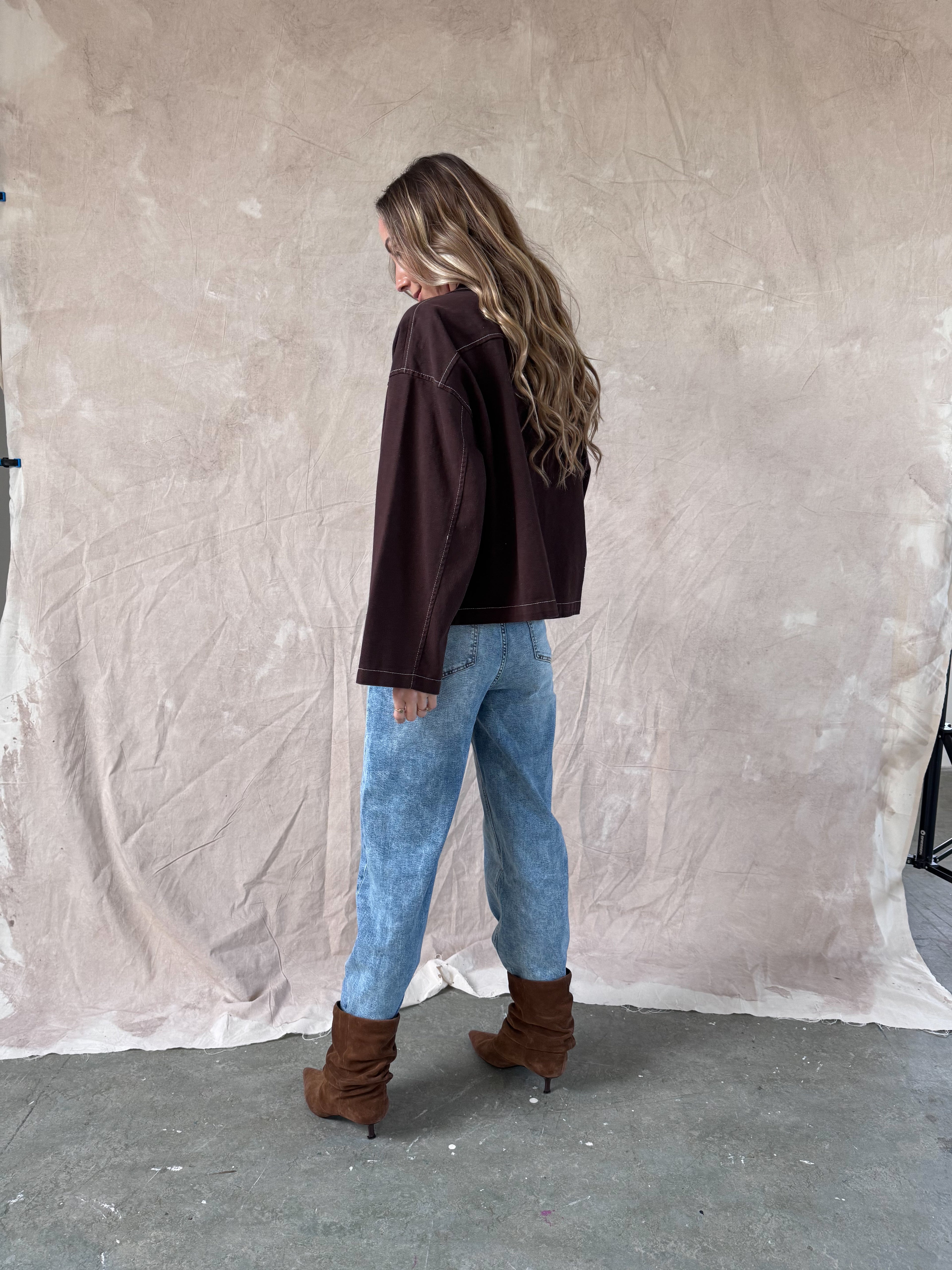 1️⃣ Selly spijkerblouse donkerbruin dames
2️⃣ Oversized donkerbruine denim blouse met wit stiksel
3️⃣ Donkerbruine spijkerblouse oversized fit
4️⃣ Selly spijkerblouse gecombineerd met jea