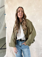 1️⃣ Jacky jacket army green dames
2️⃣ Army green binnenjas dames knoopdetail mouw
3️⃣ Jacky jacket gecombineerd met Minny jeans
4️⃣ Dames jacket army green met mouwknopen
