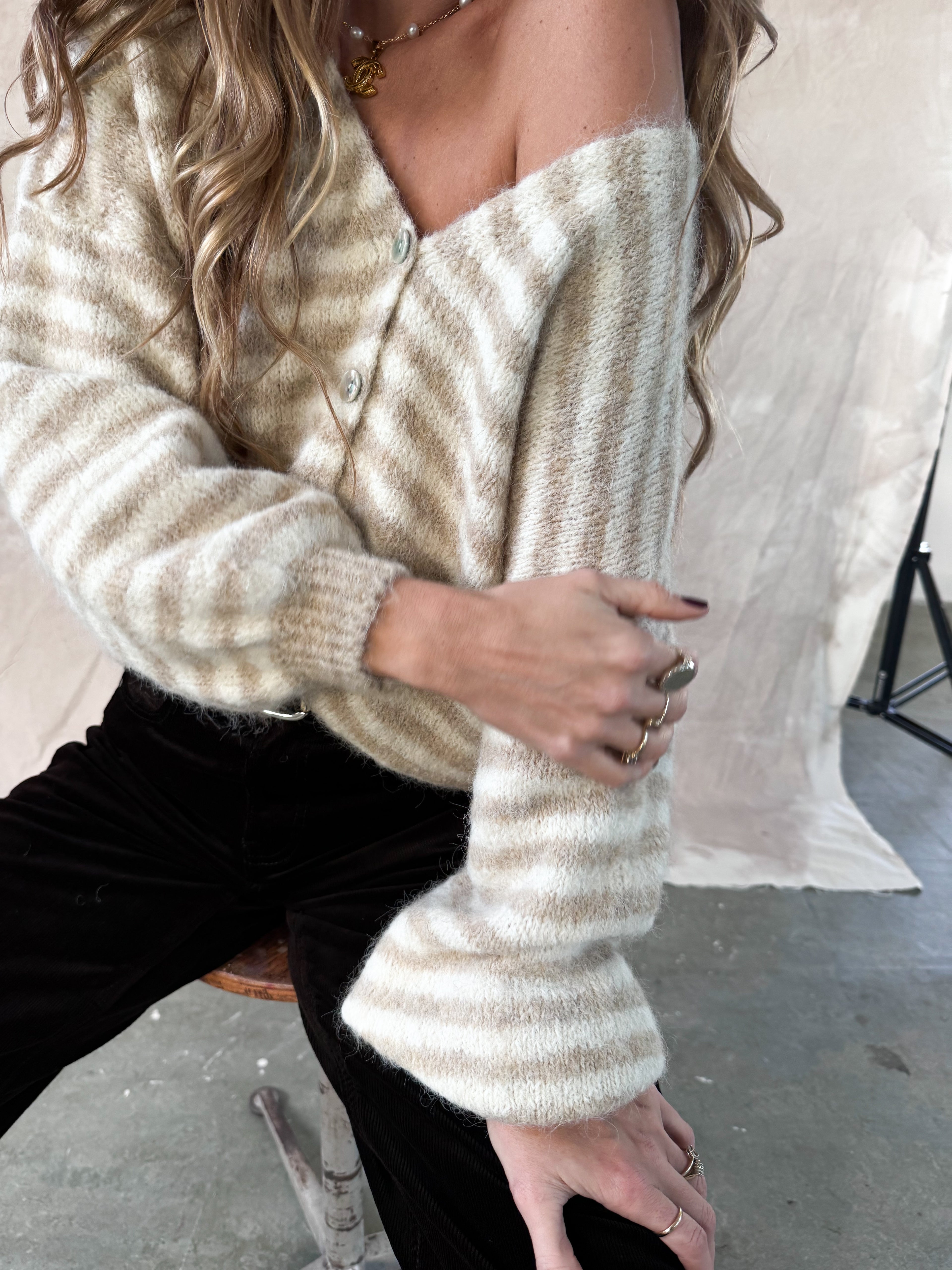 1️⃣ Sherry cardigan beige streep dames
2️⃣ Zacht beige gestreept vest onesize
3️⃣ Beige gestreepte cardigan achterstevoren gedragen
4️⃣ Sherry cardigan beige gecombineerd met jeans