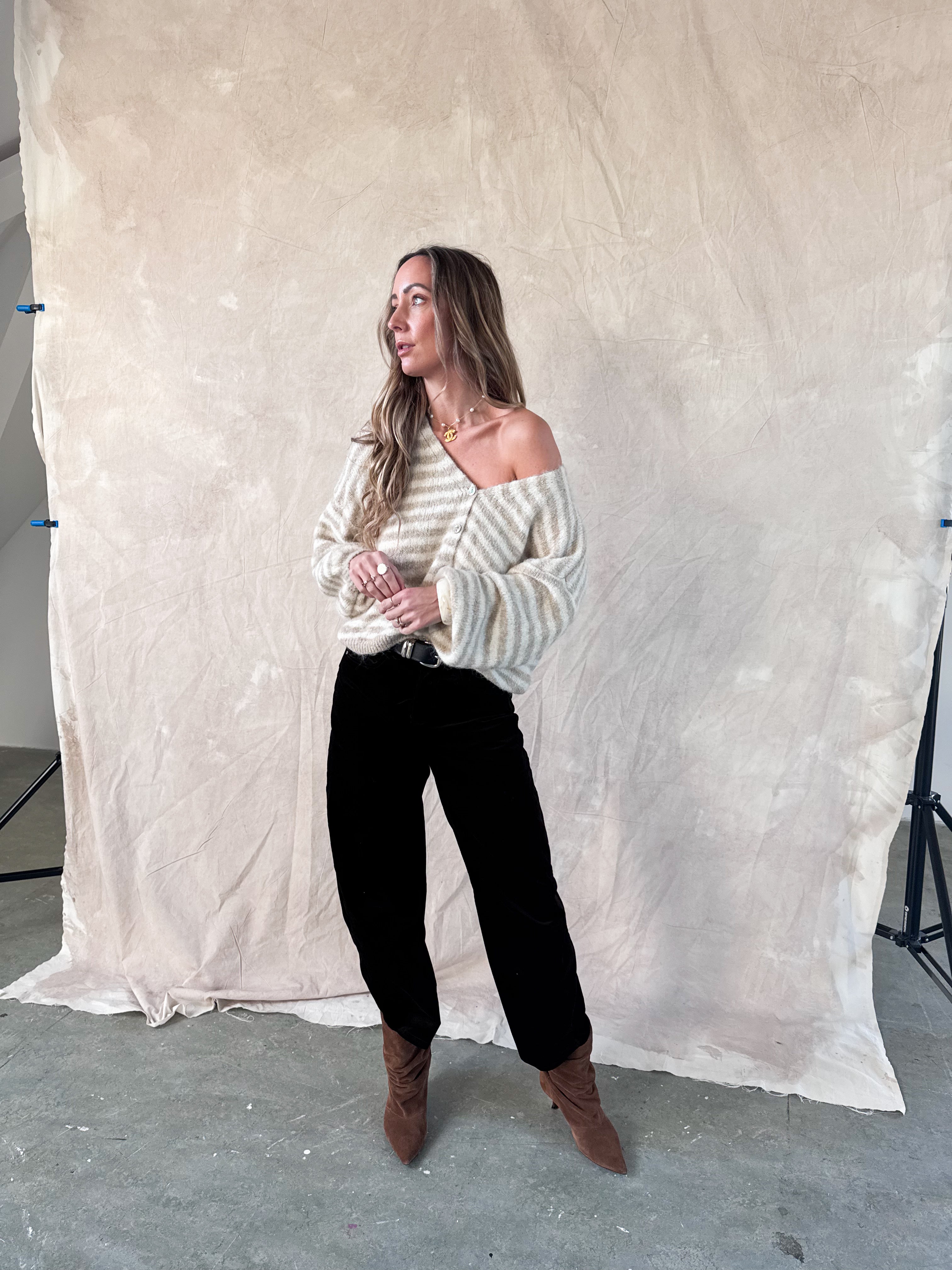 1️⃣ Sherry cardigan beige streep dames
2️⃣ Zacht beige gestreept vest onesize
3️⃣ Beige gestreepte cardigan achterstevoren gedragen
4️⃣ Sherry cardigan beige gecombineerd met jeans