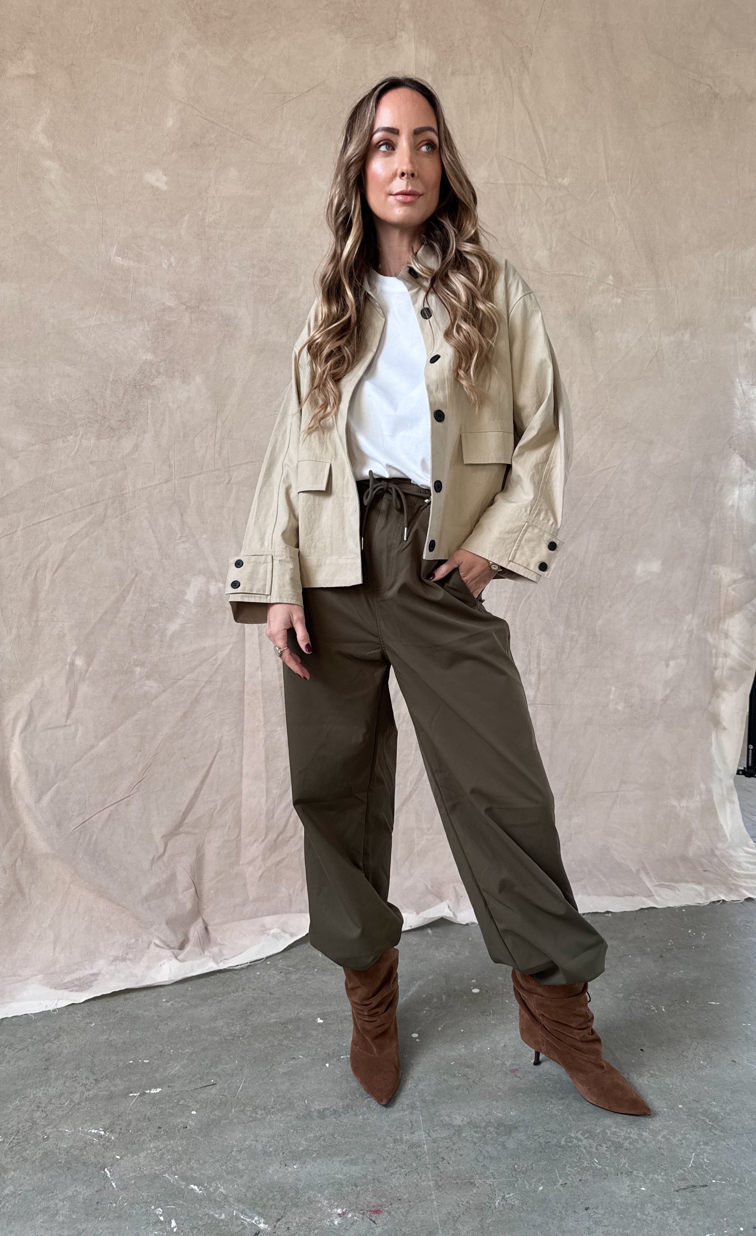 1️⃣ Jacky jacket beige dames
2️⃣ Beige binnenjas dames met knoopdetail
3️⃣ Jacky jacket beige gecombineerd met Minny jeans
4️⃣ Beige dames jacket met knopen aan mouw
