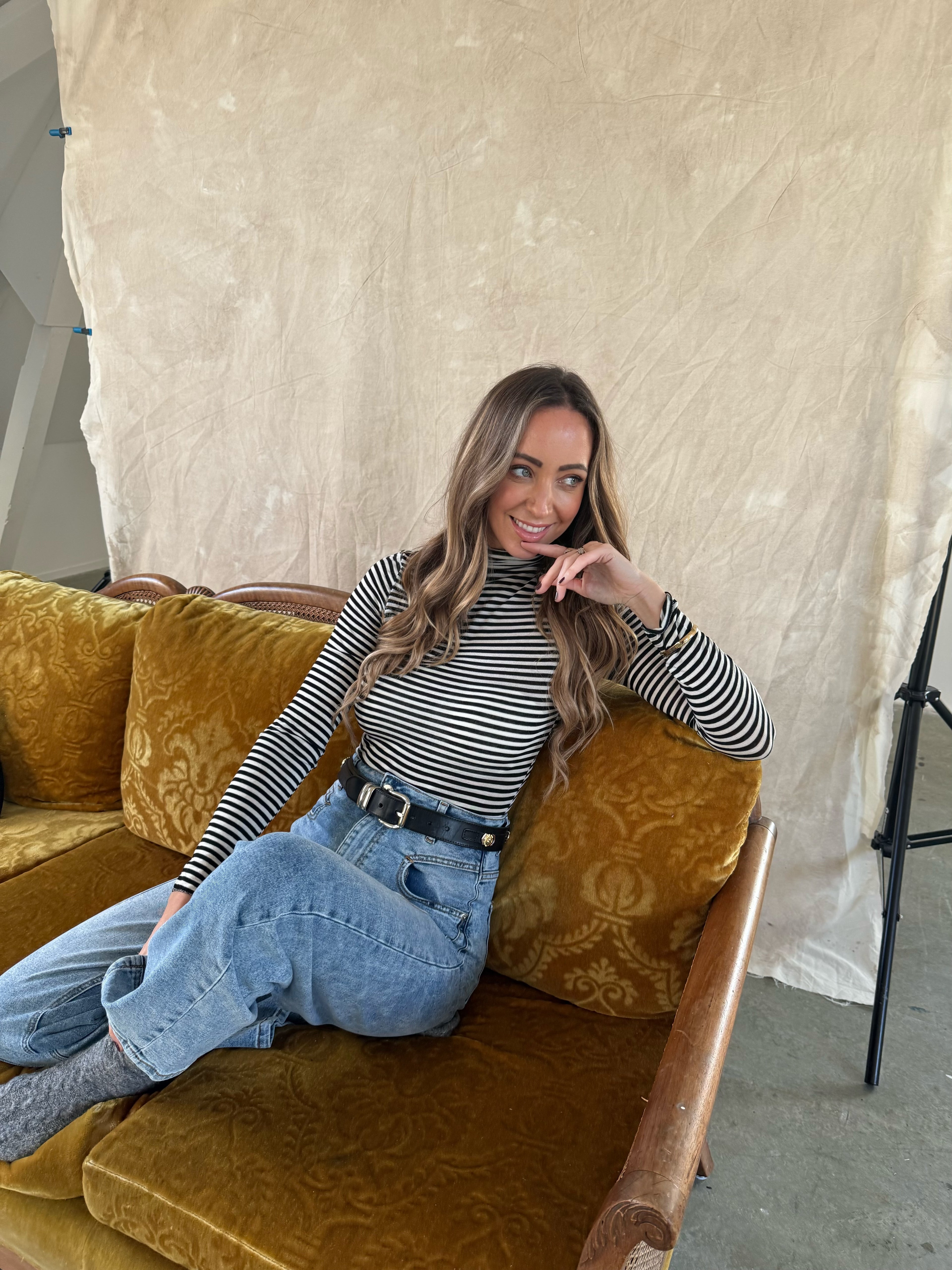 1️⃣ Melly top met kol zwart wit gestreept dames
2️⃣ Zwart wit gestreepte dames top met kol
3️⃣ Cashmere feel top met kol dames
4️⃣ Melly gestreepte top met kol gecombineerd met blazer