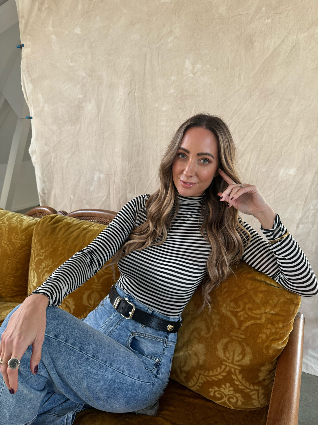 1️⃣ Melly top met kol zwart wit gestreept dames
2️⃣ Zwart wit gestreepte dames top met kol
3️⃣ Cashmere feel top met kol dames
4️⃣ Melly gestreepte top met kol gecombineerd met blazer