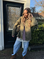 1️⃣ Jennie jas legergroen oversized dames
2️⃣ Legergroene oversized dames jas lichtgewicht
3️⃣ Oversized jas legergroen ruim vallend
4️⃣ Jennie jas gecombineerd met jeans en sweater
