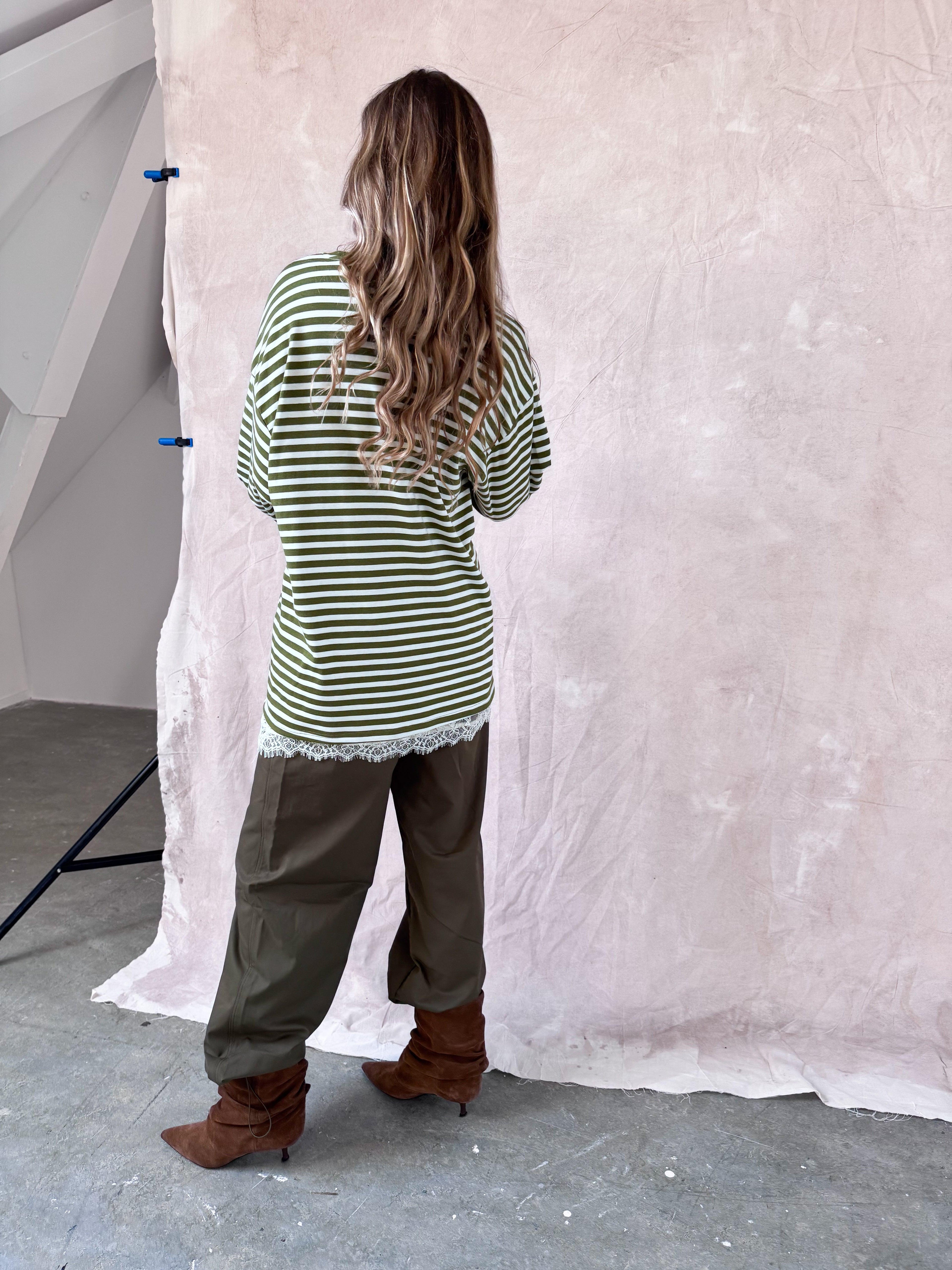 1️⃣ Cleo cargo pants dames
2️⃣ Cargo broek dames valt op maat XS/S M/L
3️⃣ Model draagt Cleo cargo pants XS/S
4️⃣ Stoere cargo pants dames outfit
