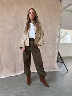 1️⃣ Cleo cargo pants dames
2️⃣ Cargo broek dames valt op maat XS/S M/L
3️⃣ Model draagt Cleo cargo pants XS/S
4️⃣ Stoere cargo pants dames outfit
