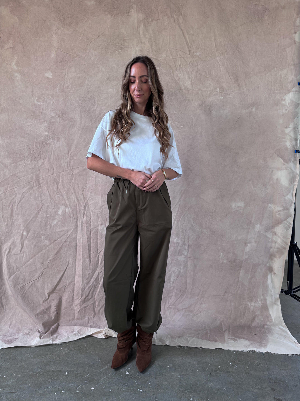 1️⃣ Cleo cargo pants dames
2️⃣ Cargo broek dames valt op maat XS/S M/L
3️⃣ Model draagt Cleo cargo pants XS/S
4️⃣ Stoere cargo pants dames outfit
