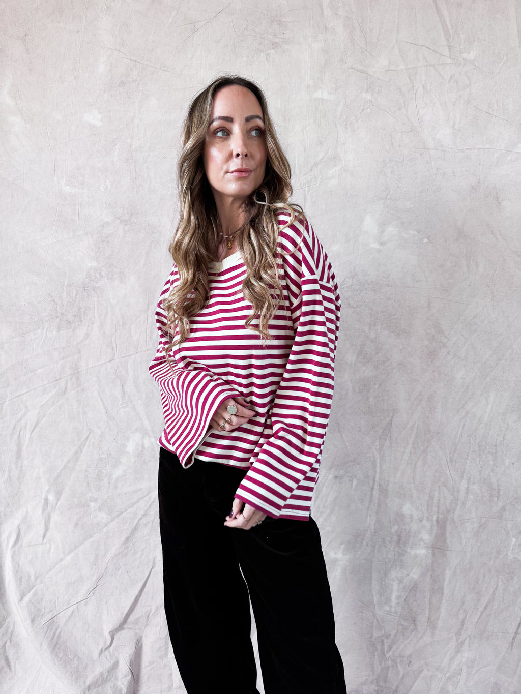 •	Anna striped longsleeve cerise met lace randje dames
	•	Oversized cerise gestreepte longsleeve met lace underskirt
