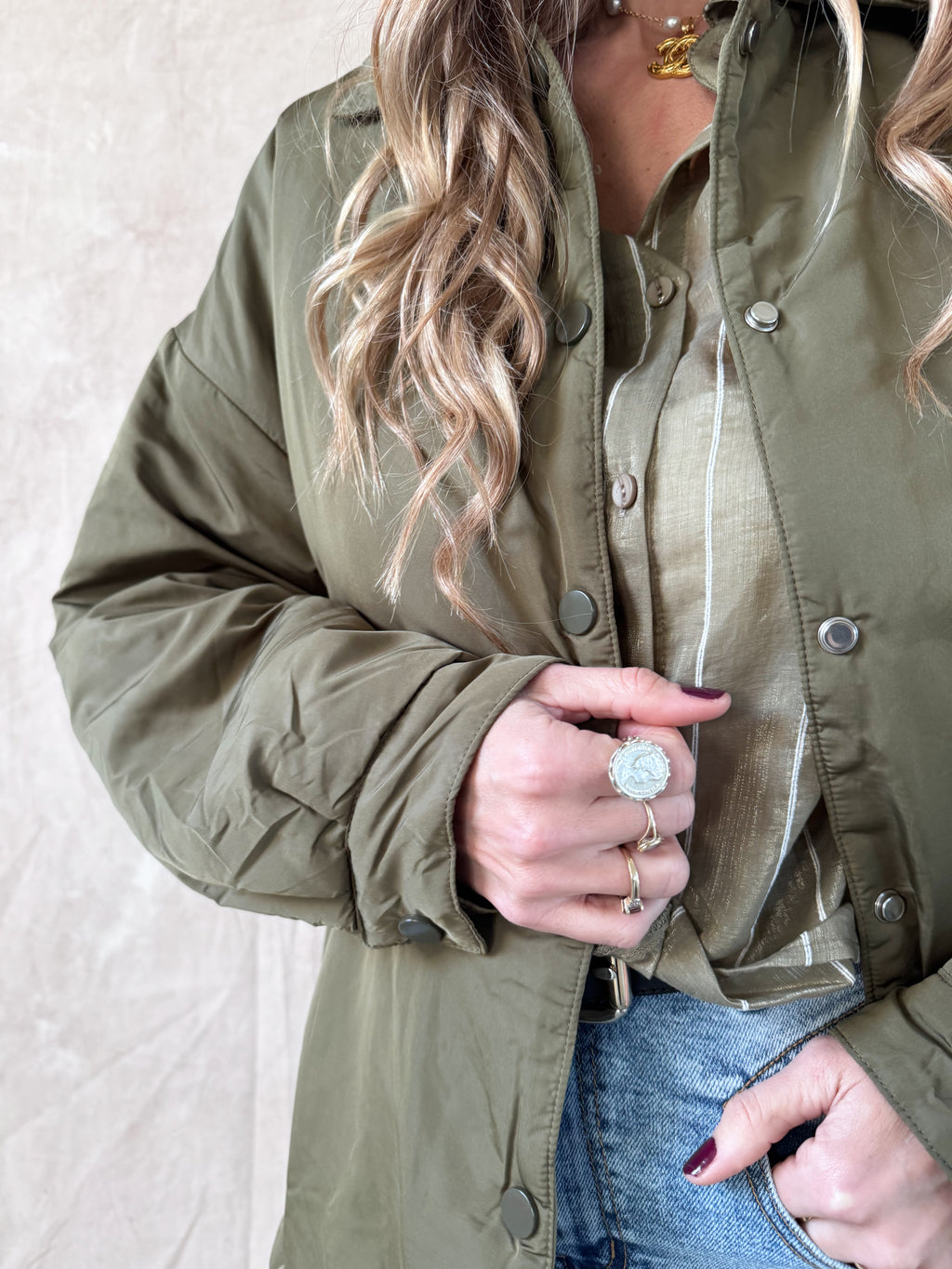 1️⃣ Jennie jas legergroen oversized dames
2️⃣ Legergroene oversized dames jas lichtgewicht
3️⃣ Oversized jas legergroen ruim vallend
4️⃣ Jennie jas gecombineerd met jeans en sweater
