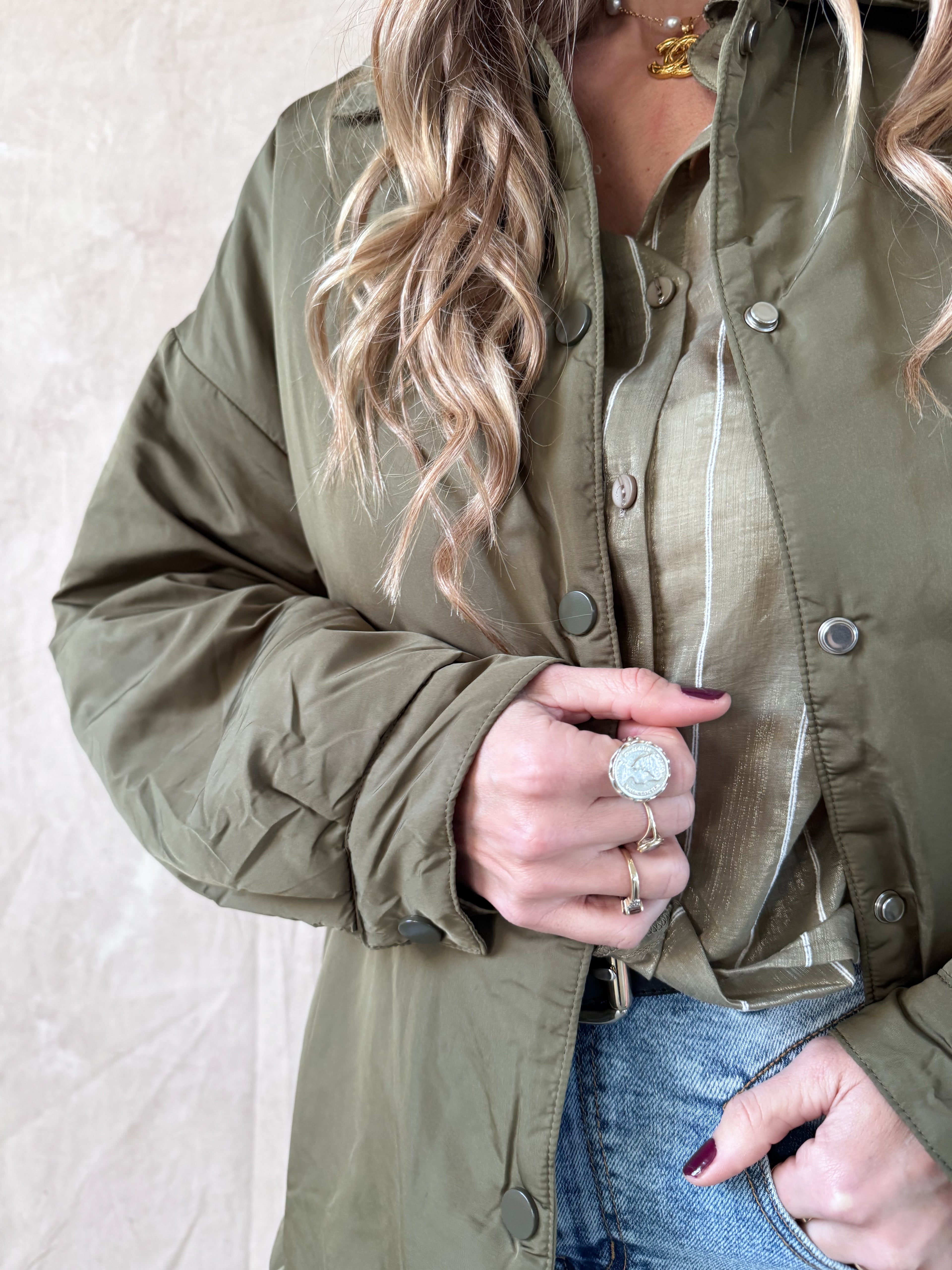 1️⃣ Jennie jas legergroen oversized dames
2️⃣ Legergroene oversized dames jas lichtgewicht
3️⃣ Oversized jas legergroen ruim vallend
4️⃣ Jennie jas gecombineerd met jeans en sweater
