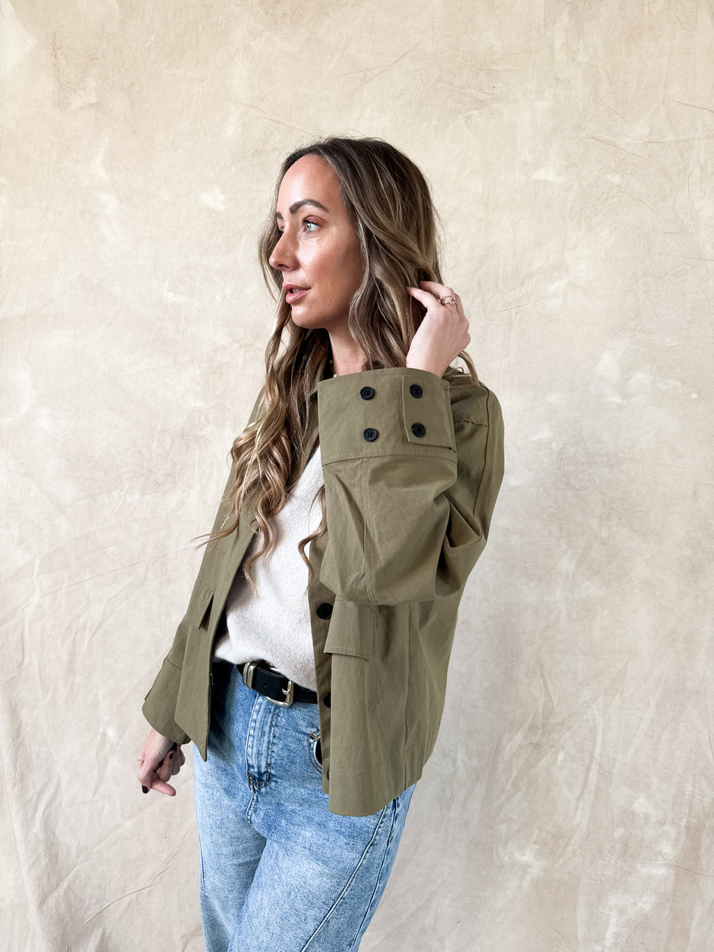 1️⃣ Jacky jacket army green dames
2️⃣ Army green binnenjas dames knoopdetail mouw
3️⃣ Jacky jacket gecombineerd met Minny jeans
4️⃣ Dames jacket army green met mouwknopen
