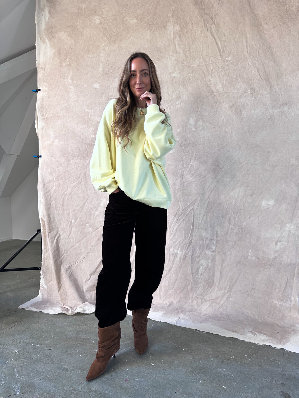 1️⃣ Sally sweater licht geel oversized dames
2️⃣ Zachte oversized sweater licht geel onesize
3️⃣ Model draagt Sally sweater licht geel maat M
4️⃣ Licht gele sweater gecombineerd met jeans
