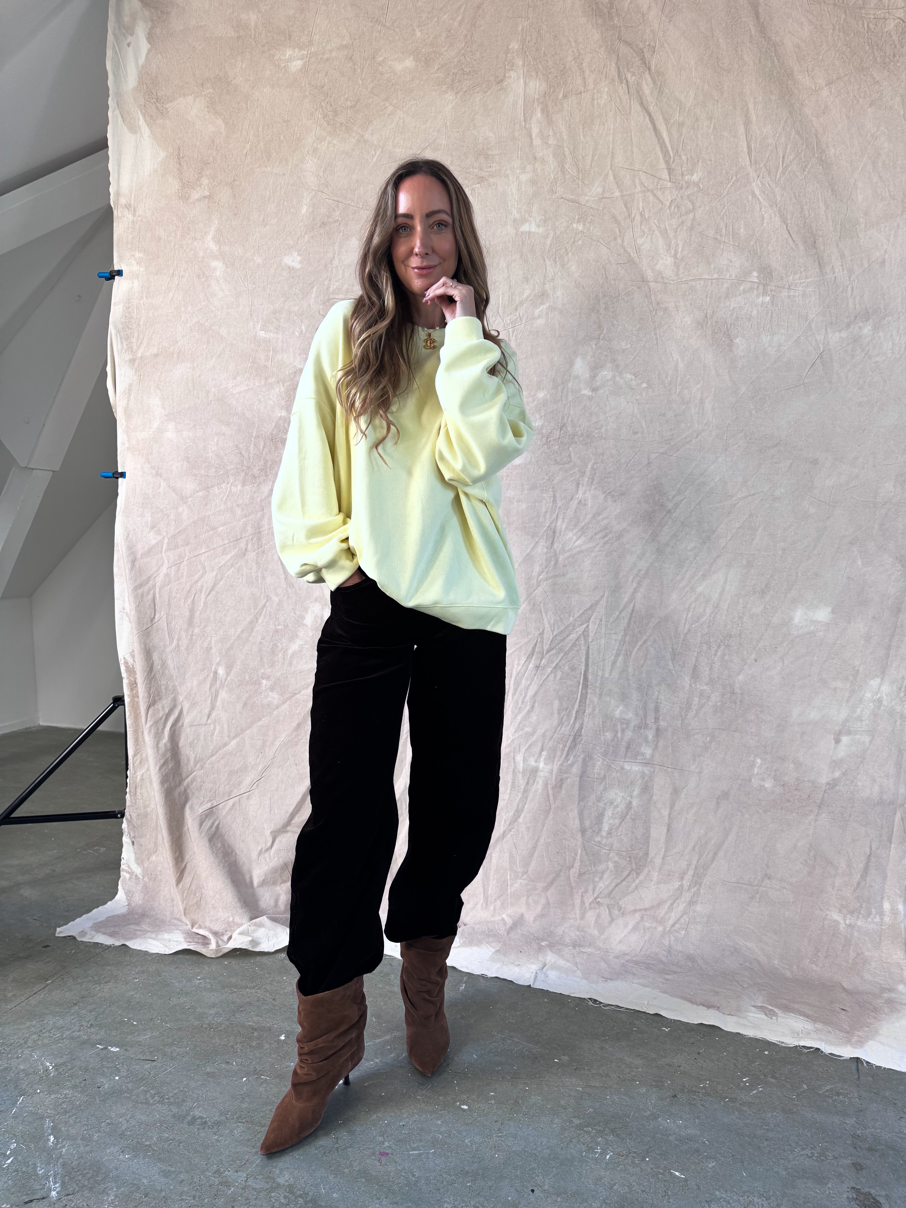 1️⃣ Sally sweater licht geel oversized dames
2️⃣ Zachte oversized sweater licht geel onesize
3️⃣ Model draagt Sally sweater licht geel maat M
4️⃣ Licht gele sweater gecombineerd met jeans
