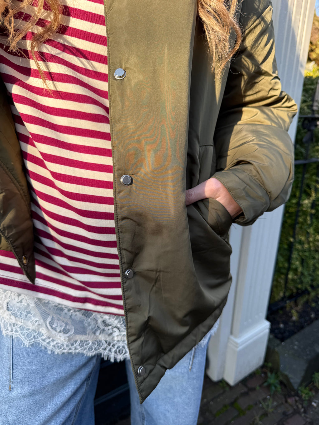 1️⃣ Jennie jas legergroen oversized dames
2️⃣ Legergroene oversized dames jas lichtgewicht
3️⃣ Oversized jas legergroen ruim vallend
4️⃣ Jennie jas gecombineerd met jeans en sweater
