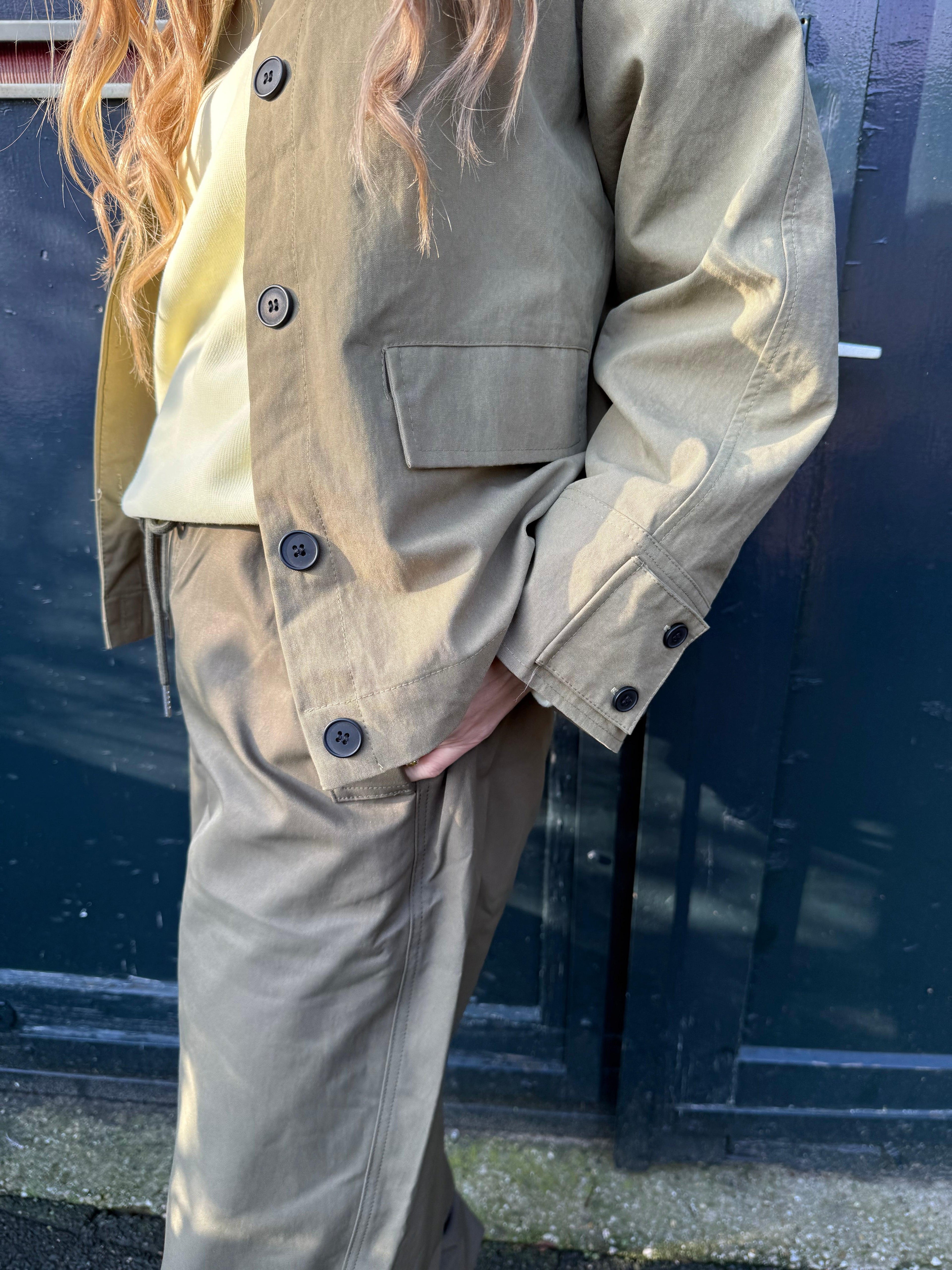 1️⃣ Cleo cargo pants dames
2️⃣ Cargo broek dames valt op maat XS/S M/L
3️⃣ Model draagt Cleo cargo pants XS/S
4️⃣ Stoere cargo pants dames outfit
