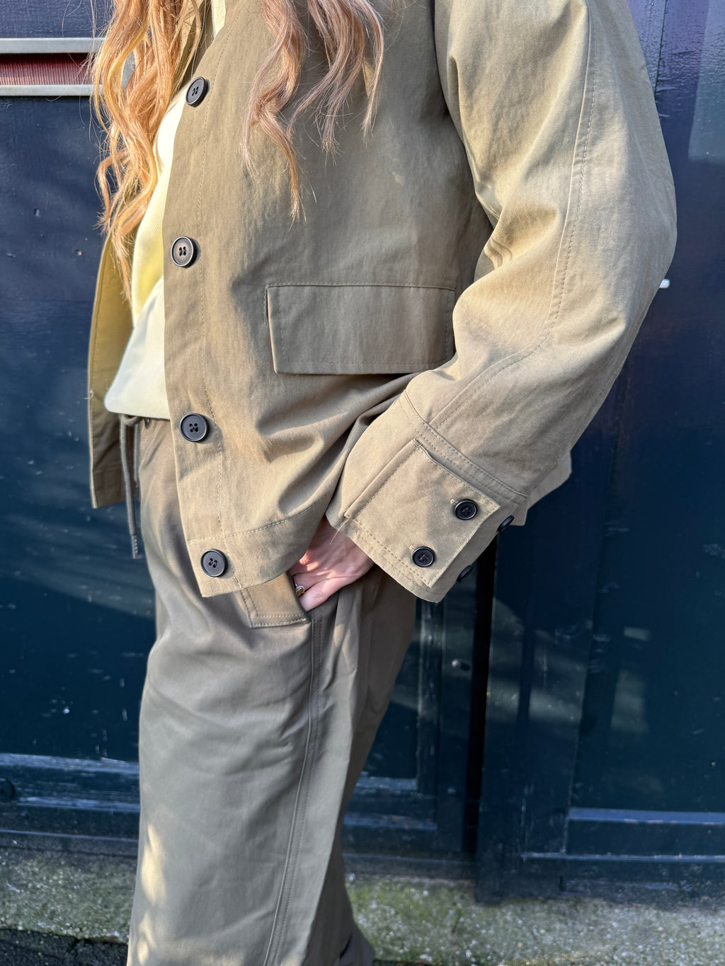 1️⃣ Jacky jacket army green dames
2️⃣ Army green binnenjas dames knoopdetail mouw
3️⃣ Jacky jacket gecombineerd met Minny jeans
4️⃣ Dames jacket army green met mouwknopen
