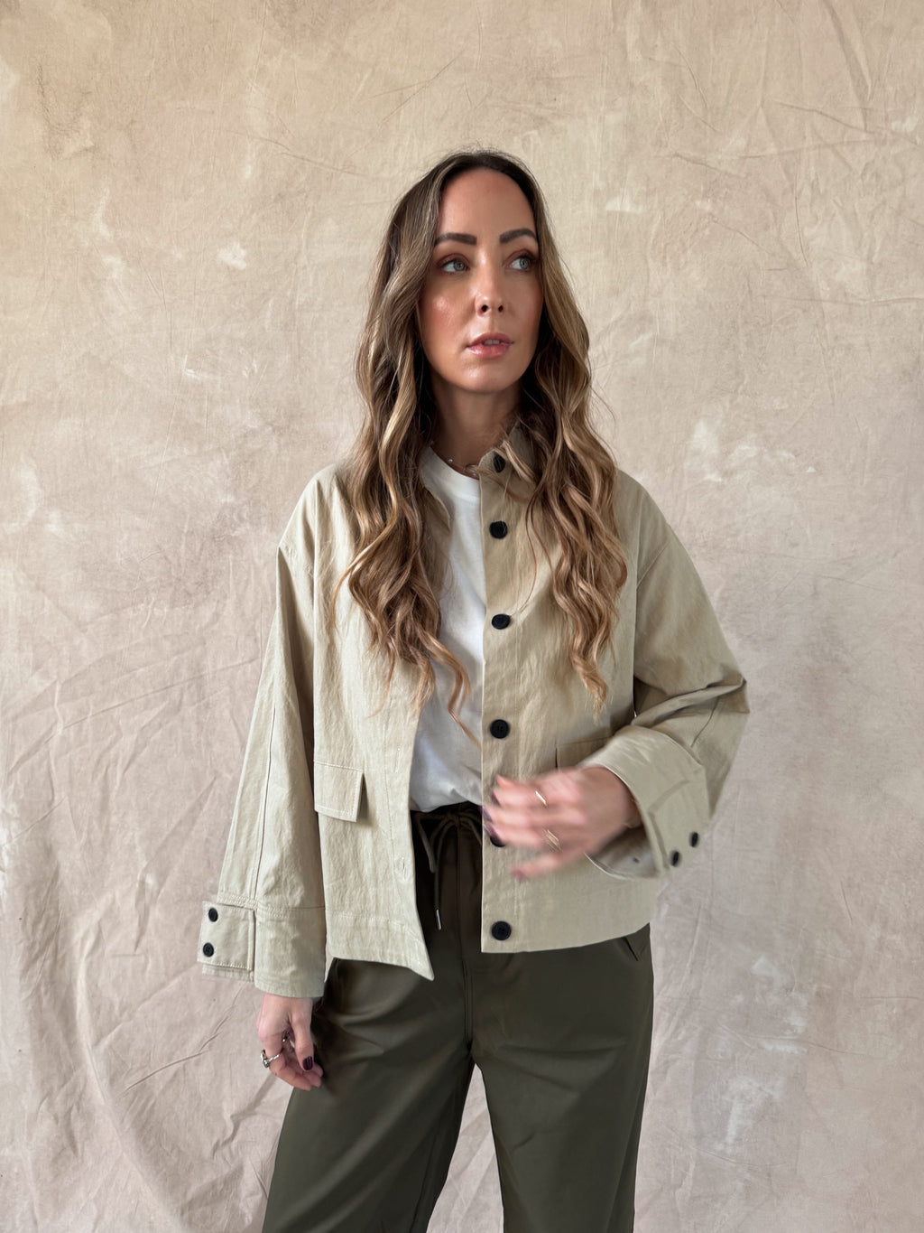 1️⃣ Jacky jacket beige dames
2️⃣ Beige binnenjas dames met knoopdetail
3️⃣ Jacky jacket beige gecombineerd met Minny jeans
4️⃣ Beige dames jacket met knopen aan mouw
