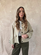 1️⃣ Jacky jacket beige dames
2️⃣ Beige binnenjas dames met knoopdetail
3️⃣ Jacky jacket beige gecombineerd met Minny jeans
4️⃣ Beige dames jacket met knopen aan mouw
