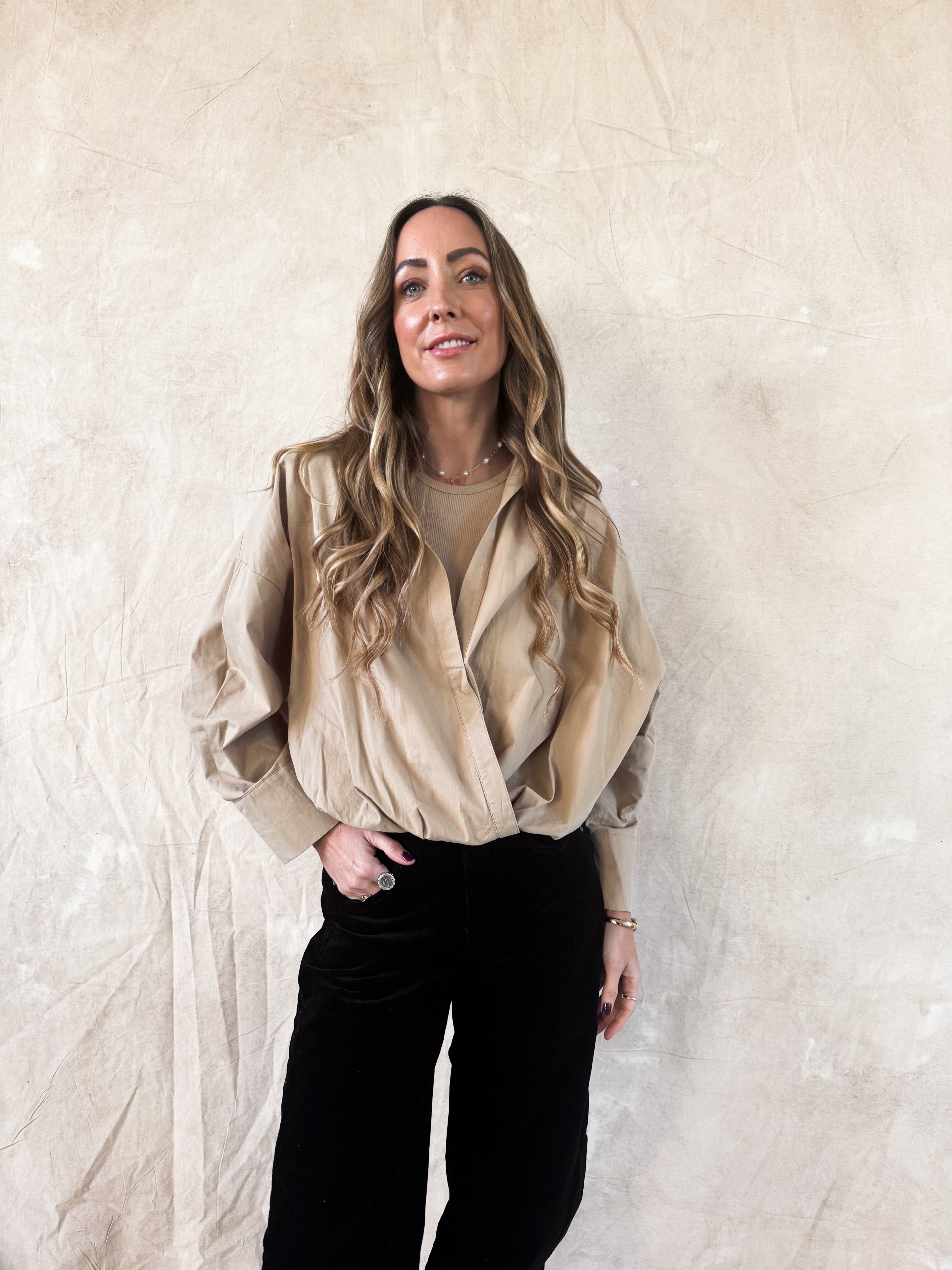 Bo blouse zandkleur – Dames blouse met vast singlet