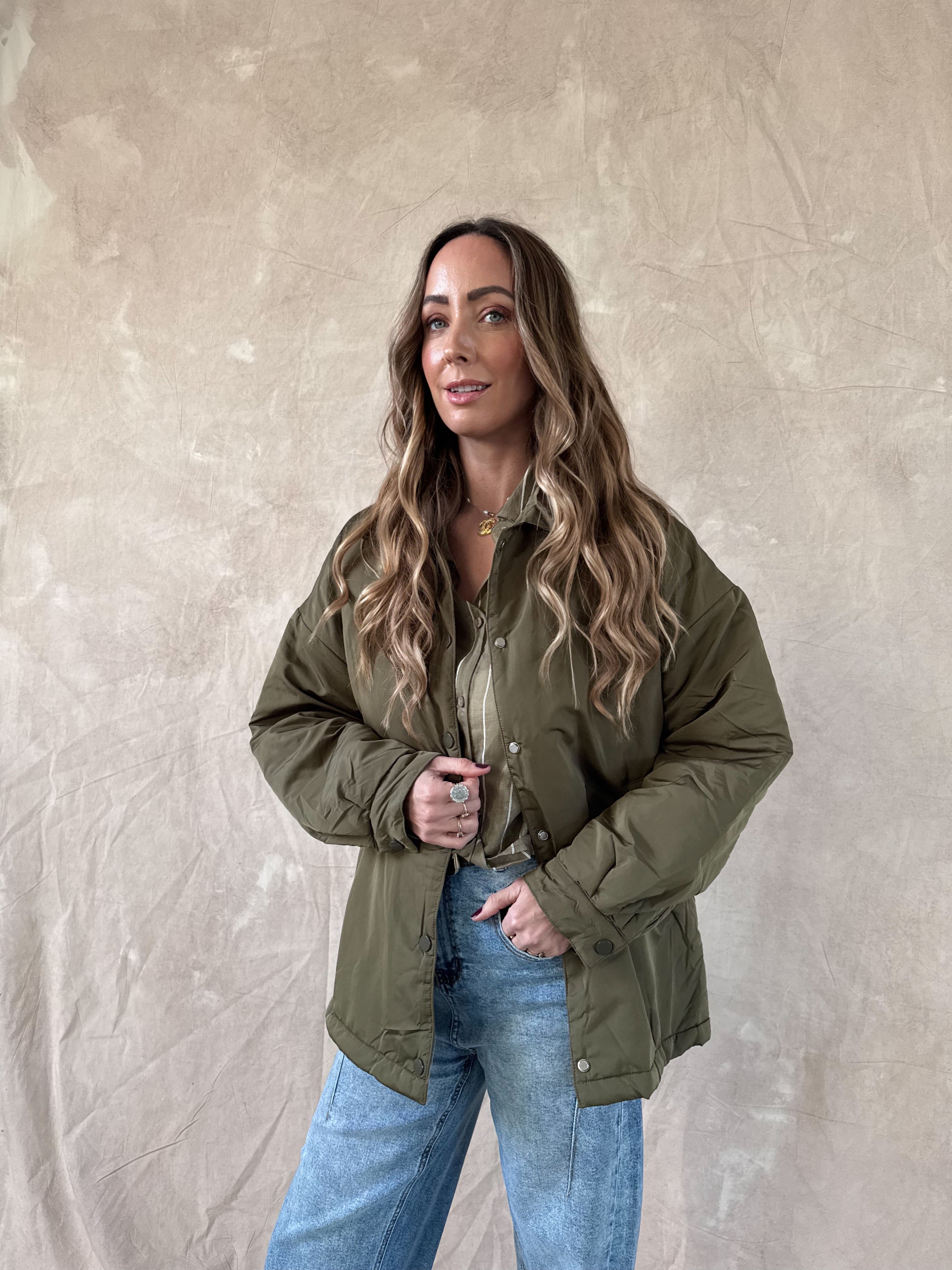 1️⃣ Jennie jas legergroen oversized dames
2️⃣ Legergroene oversized dames jas lichtgewicht
3️⃣ Oversized jas legergroen ruim vallend
4️⃣ Jennie jas gecombineerd met jeans en sweater
