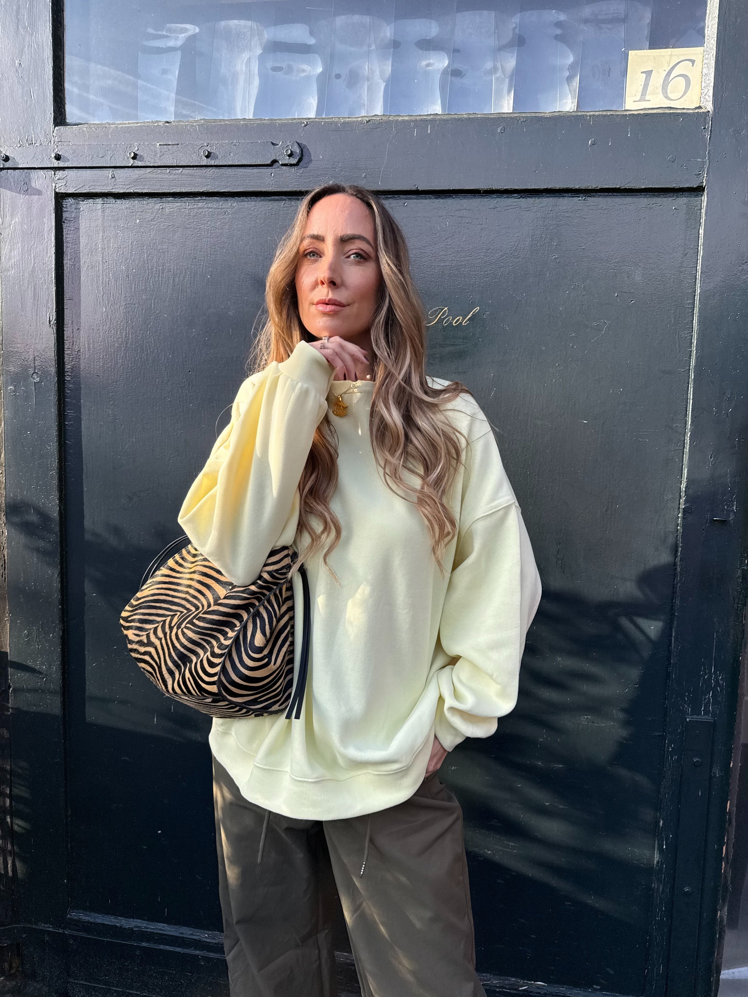 1️⃣ Sally sweater licht geel oversized dames
2️⃣ Zachte oversized sweater licht geel onesize
3️⃣ Model draagt Sally sweater licht geel maat M
4️⃣ Licht gele sweater gecombineerd met jeans
