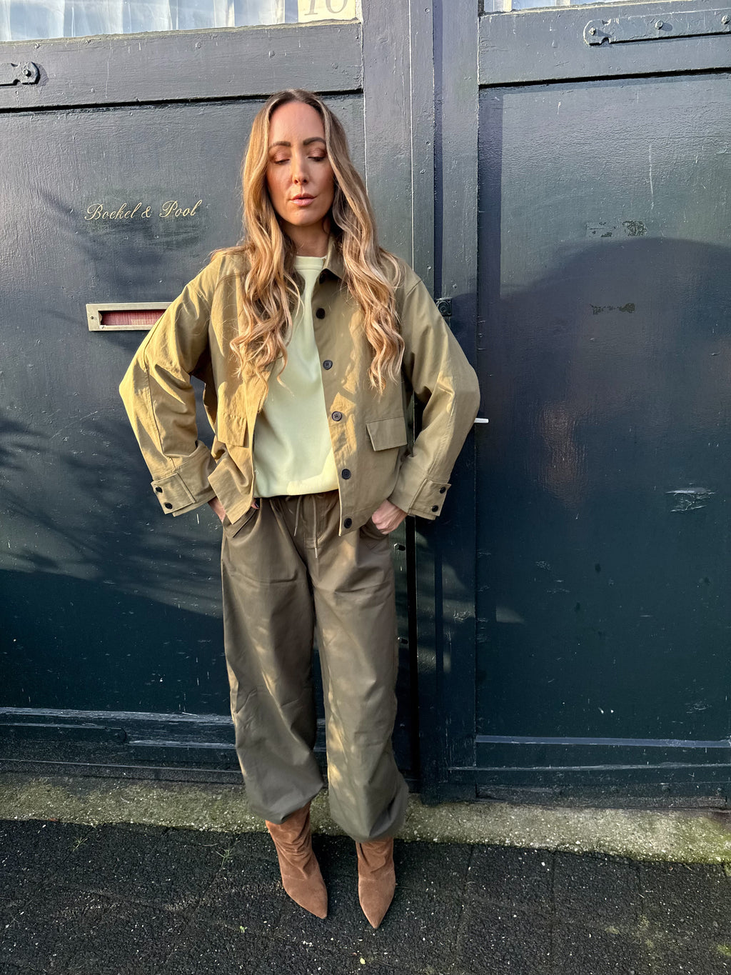 1️⃣ Jacky jacket army green dames
2️⃣ Army green binnenjas dames knoopdetail mouw
3️⃣ Jacky jacket gecombineerd met Minny jeans
4️⃣ Dames jacket army green met mouwknopen
