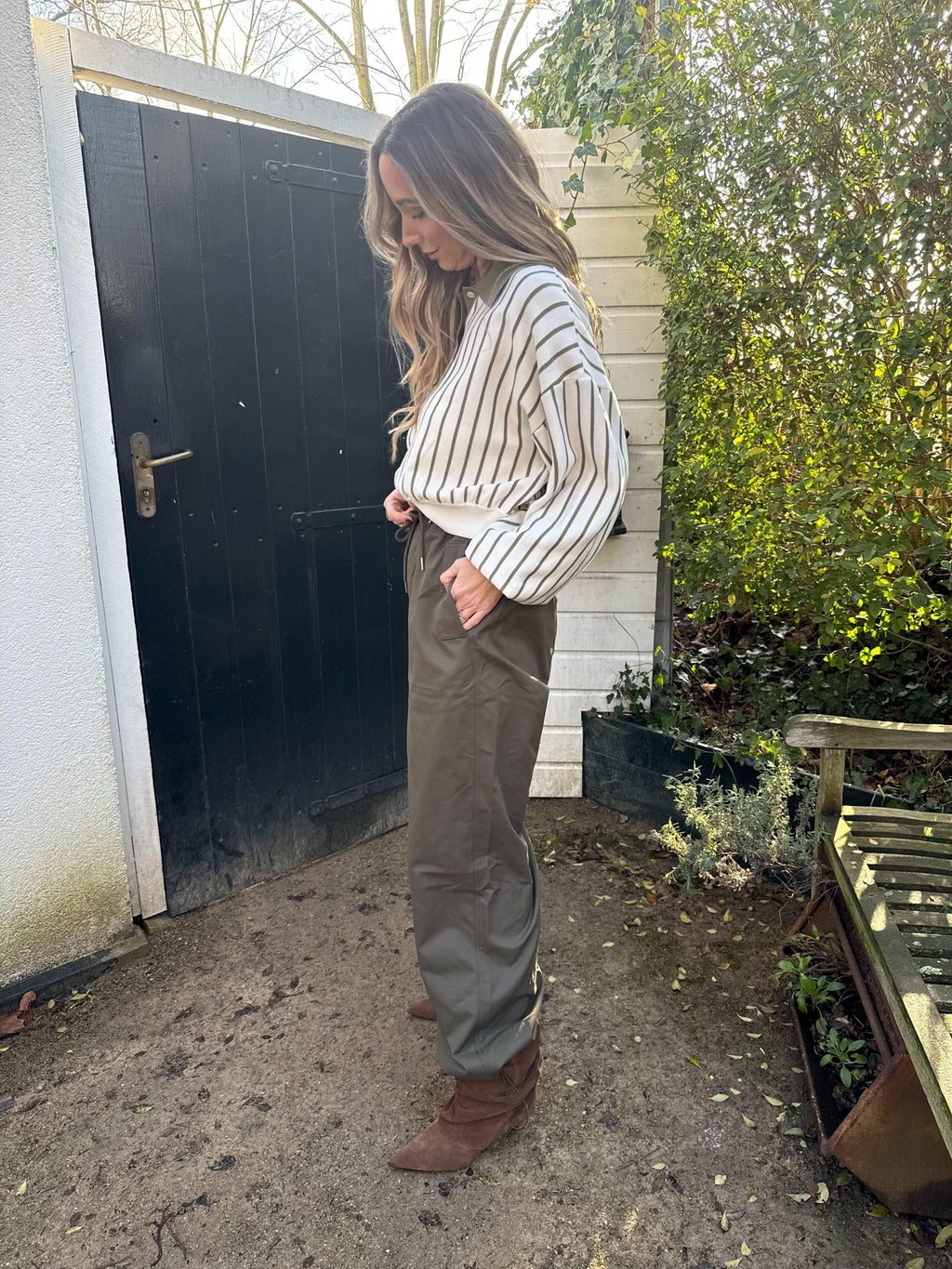 1️⃣ Cleo cargo pants dames
2️⃣ Cargo broek dames valt op maat XS/S M/L
3️⃣ Model draagt Cleo cargo pants XS/S
4️⃣ Stoere cargo pants dames outfit
