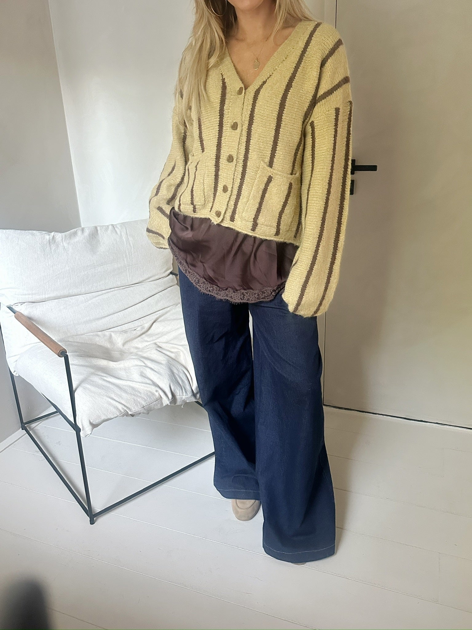 Ontdek vest Sjors: matcha groen met bruine strepen en hartjes knoopjes. Onesize, stijlvol en leuk te combineren met onze lace top. Shop nu!
