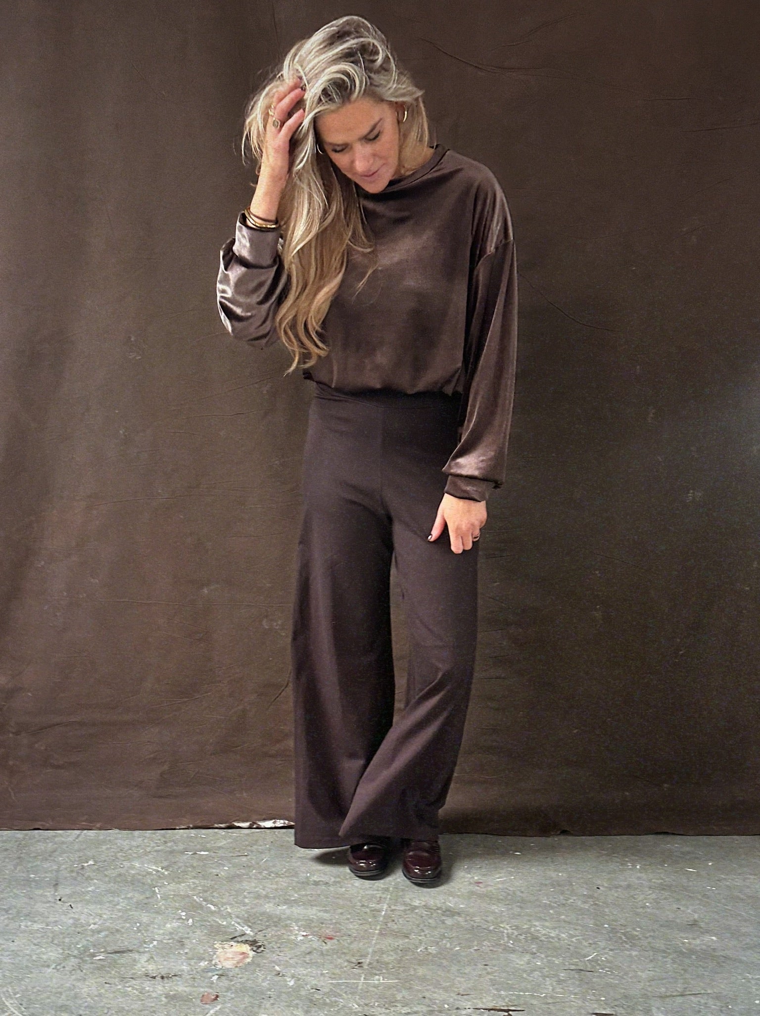 Elena stretch pants donker bruin damesbroek

2️⃣
Donker bruine stretch broek met aangesloten pasvorm

3️⃣
Comfortabele viscose elastan broek donker bruin

4️⃣ (als model zichtbaar is)
Model draagt donker bruine Elena stretch pants maat M

5️⃣ (volledige outfit)
Donker bruine stretch broek gecombineerd met knit top